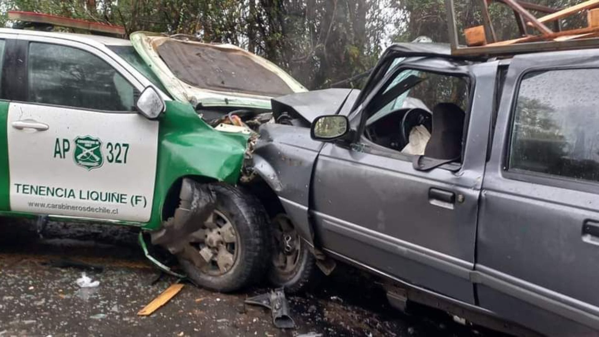 Carabinero terminó con fracturas: Patrulla policial chocó de frente con camioneta en Panguipulli
