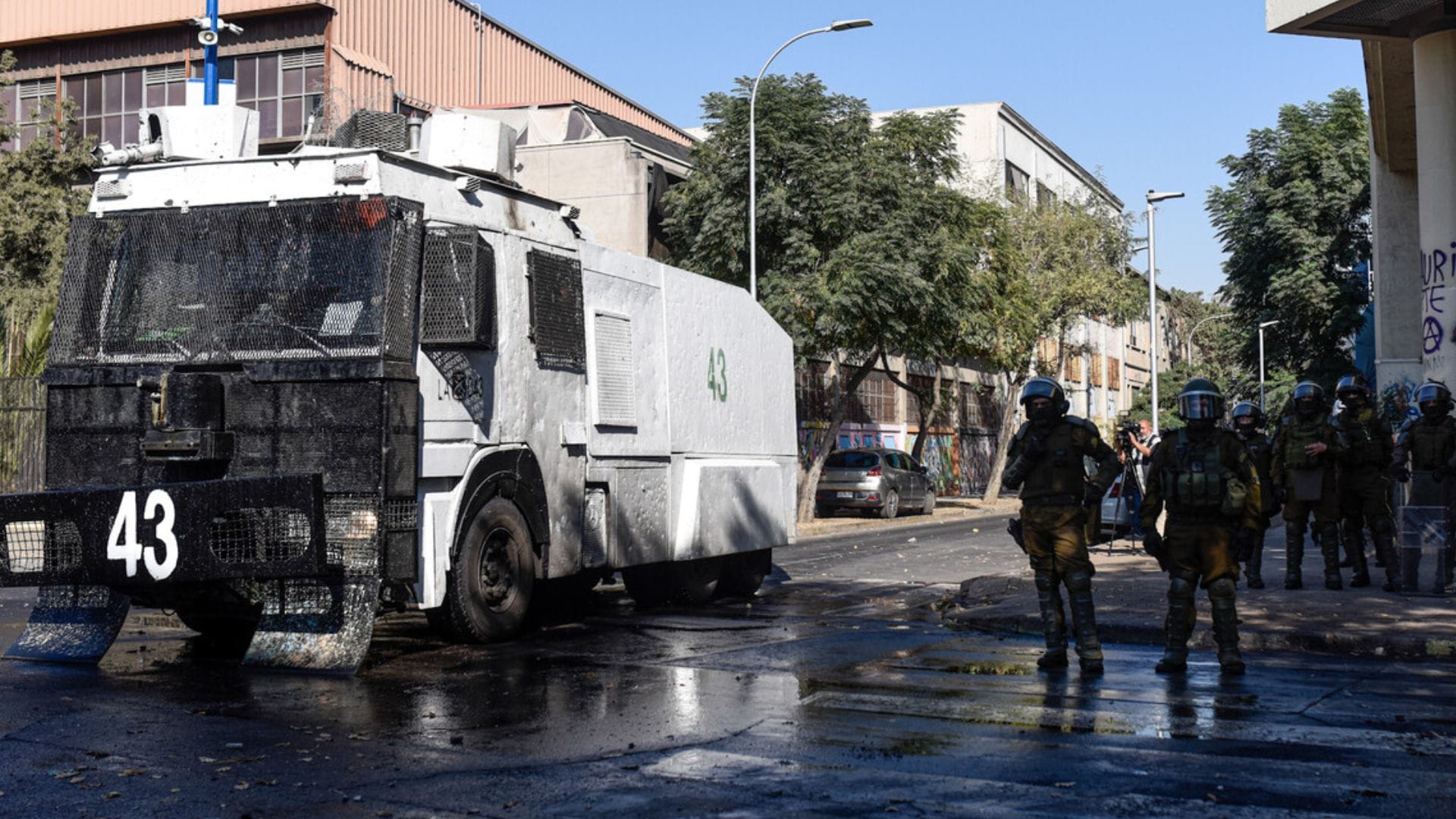 Dos detenidos por lanzar bombas molotov dejan incidentes en Santiago: Otros dos se les habría incendiado la ropa