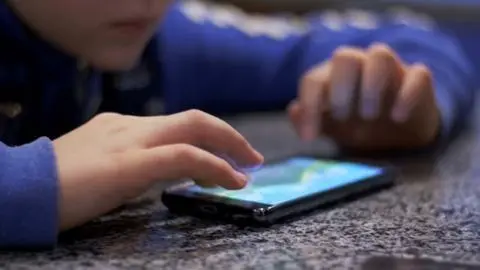 Adolescente de 17 años muere tras recibir descarga eléctrica en Ñuble: Utilizaba su celular mientras se cargaba
