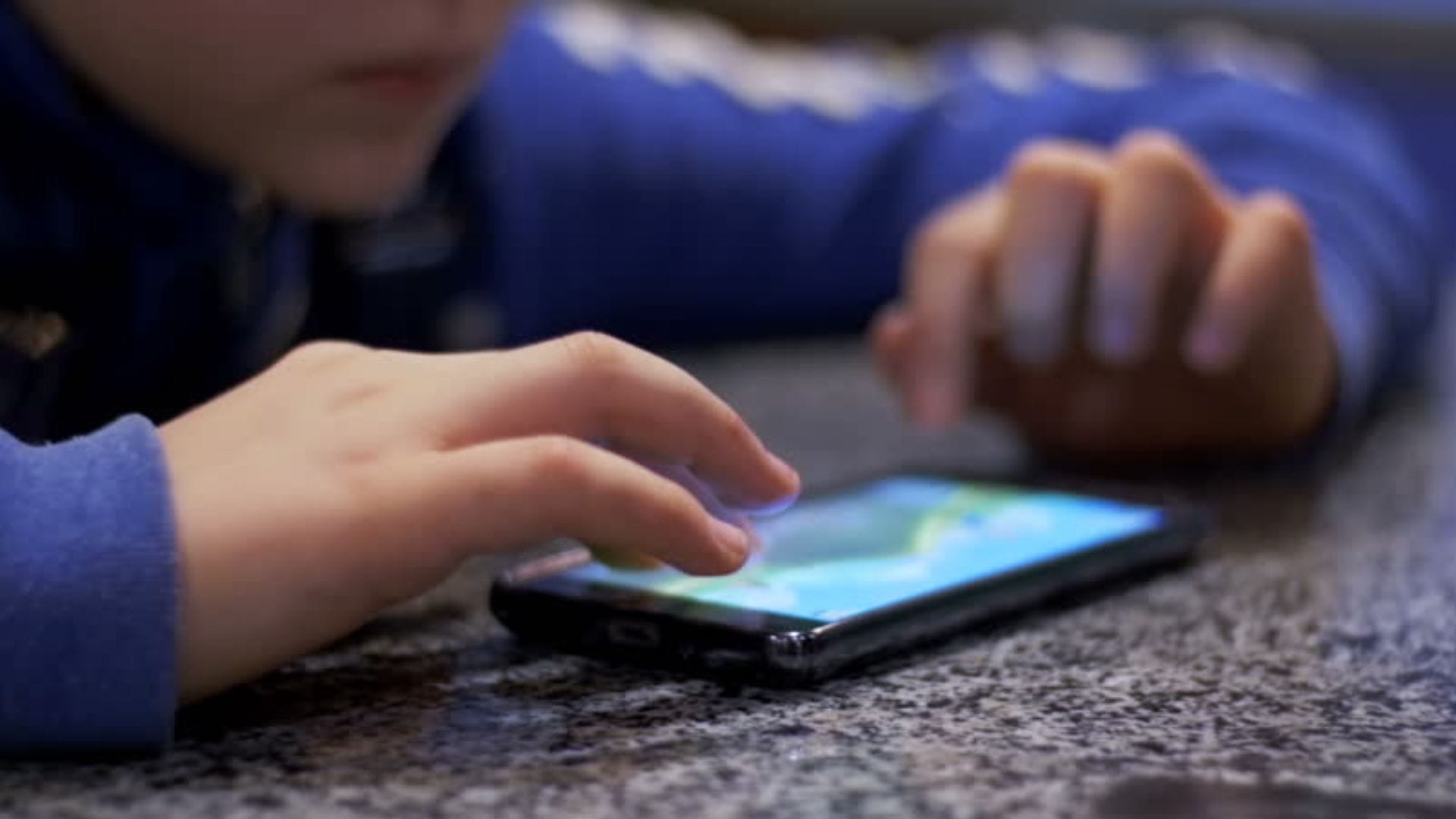 Niña de 12 años asesinó a su prima menor tras discutir por un celular