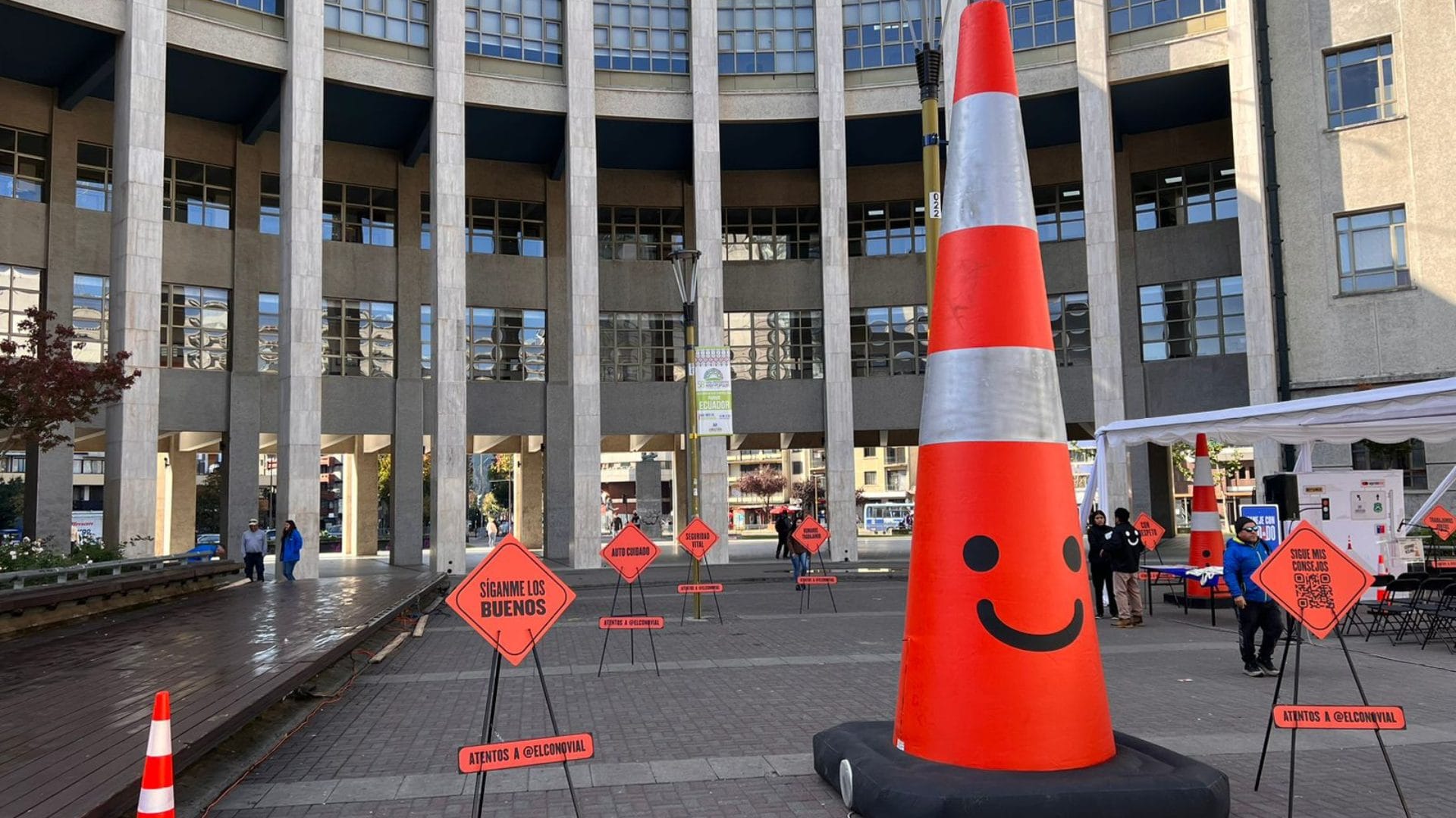 Cono “sonriente” gigante se tomó la Plaza Tribunales de Concepción
