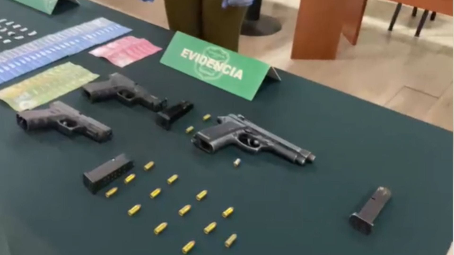 Vecinos llamaron por ruidos molestos: Fiesta clandestina en Santiago terminó con incautación de armas y drogas