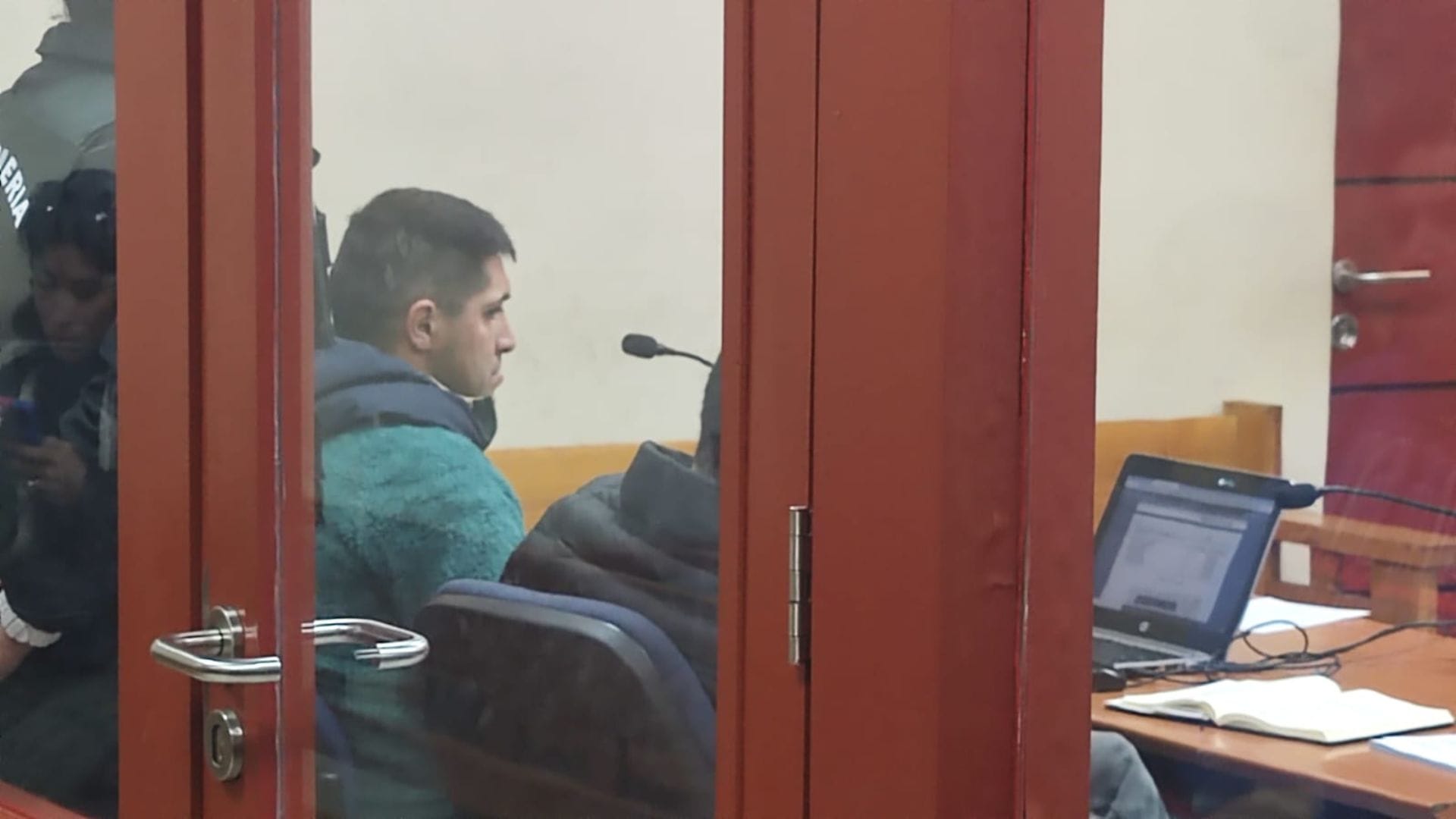 Clásico universitario en Concepción: Gendarme formalizado por desmanes quedó con prohibición de ingresar a estadios