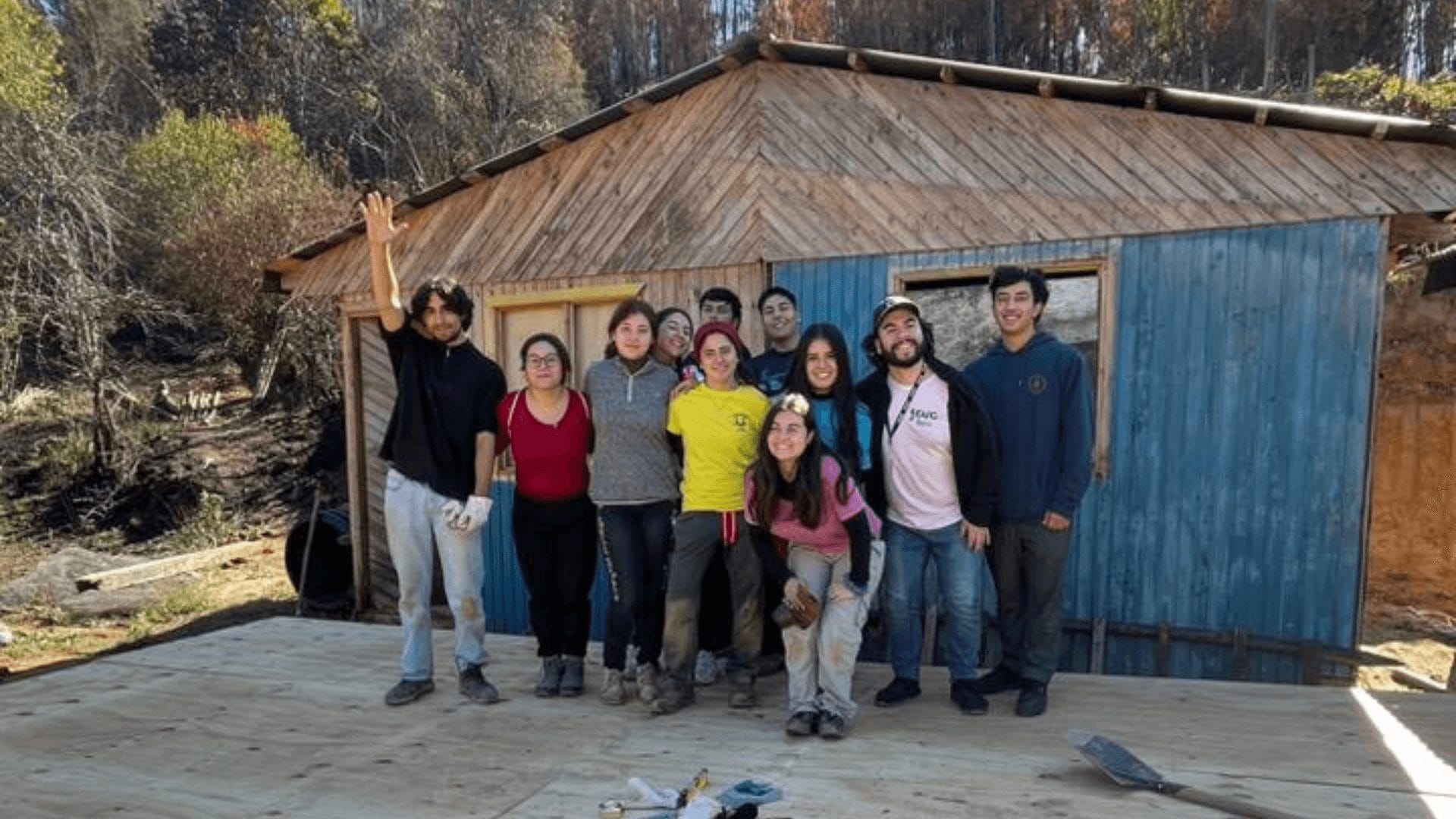 “Una juventud que de seguro transformará a Chile”: 100 estudiantes de la UC reconstruyen viviendas en Santa Juana