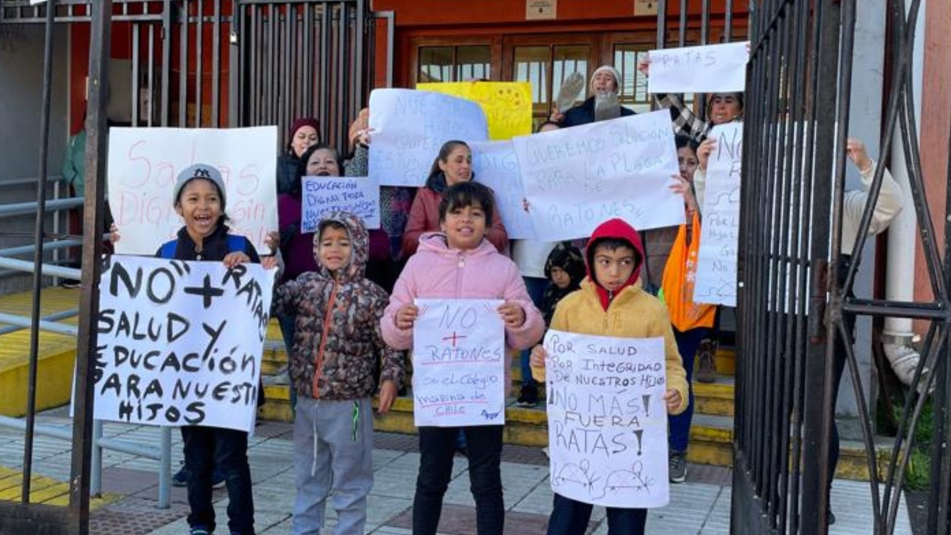 Apoderados y alumnos protestan por plaga de ratones en Colegio Marina de Chile de Concepción