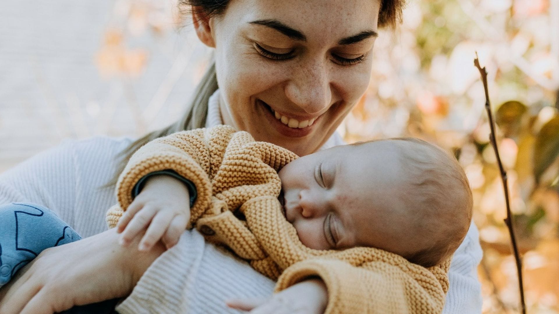 Madres y la importancia de mantener sanos a sus bebés en temporada de otoño: Conoce los consejos