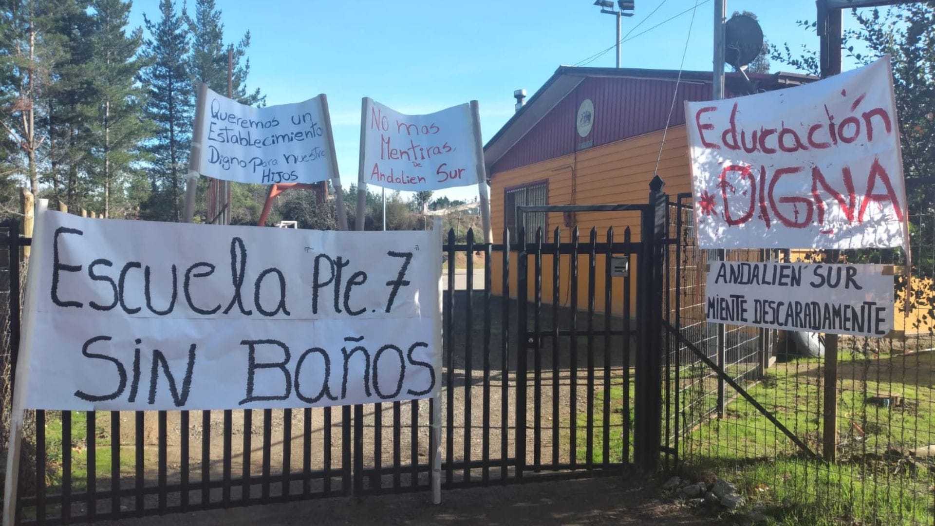 Apoderados protestan por no contar con baños en escuela de Florida: Dueño del terreno cerró acceso