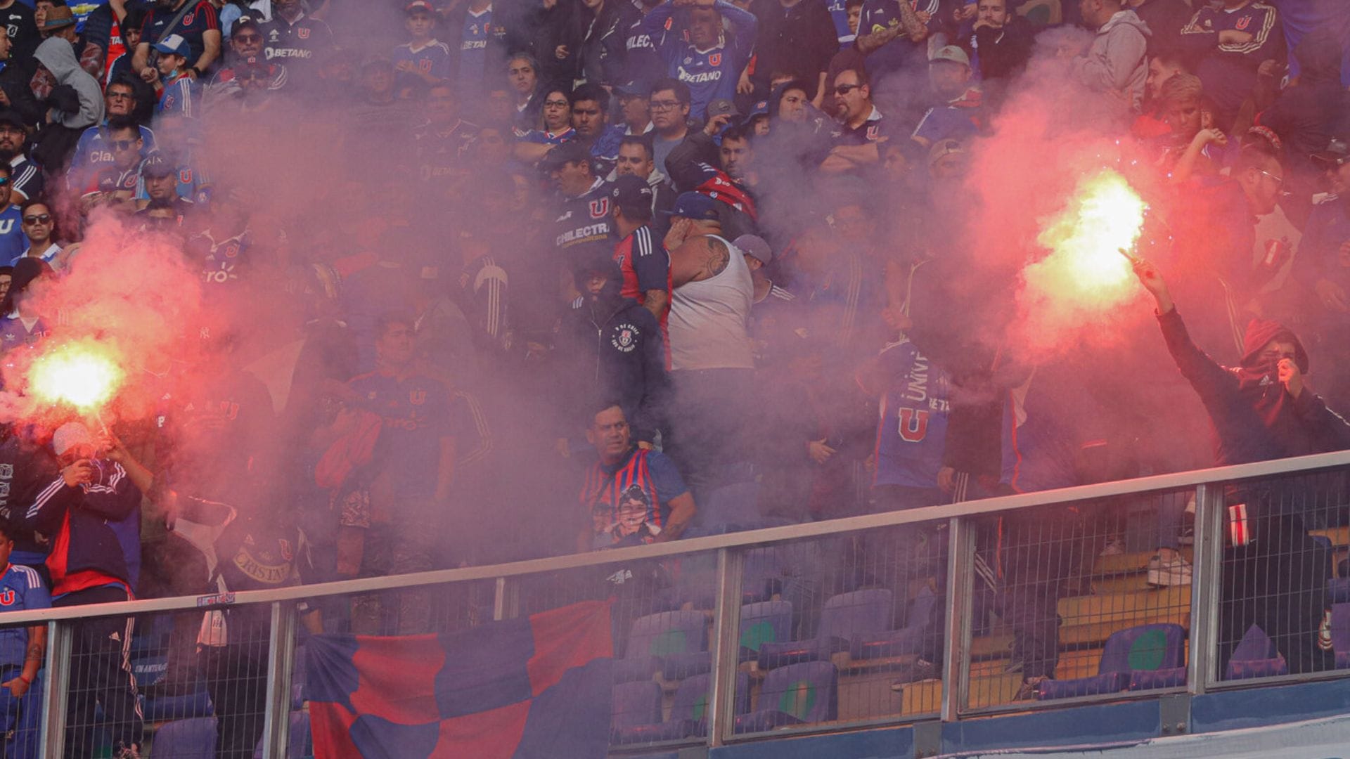 Las medidas de la ANFP para frenar violencia en estadios: Buscarán “sanciones drásticas” por lanzar objetos
