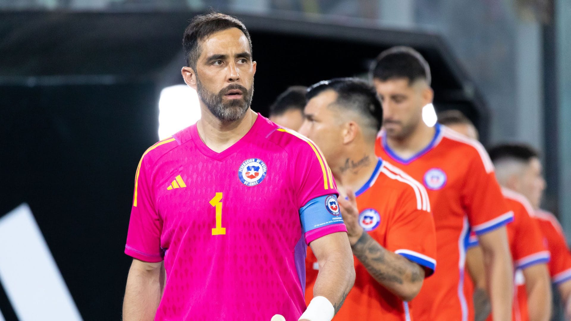 Claudio Bravo asegura su estadía en el fútbol europeo por una temporada más