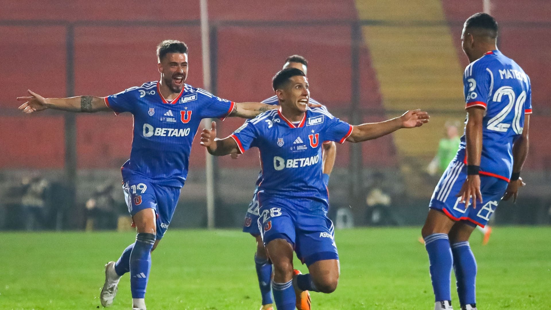 Universidad de Chile cierra el accidentado clásico con gran victoria ante Universidad Católica