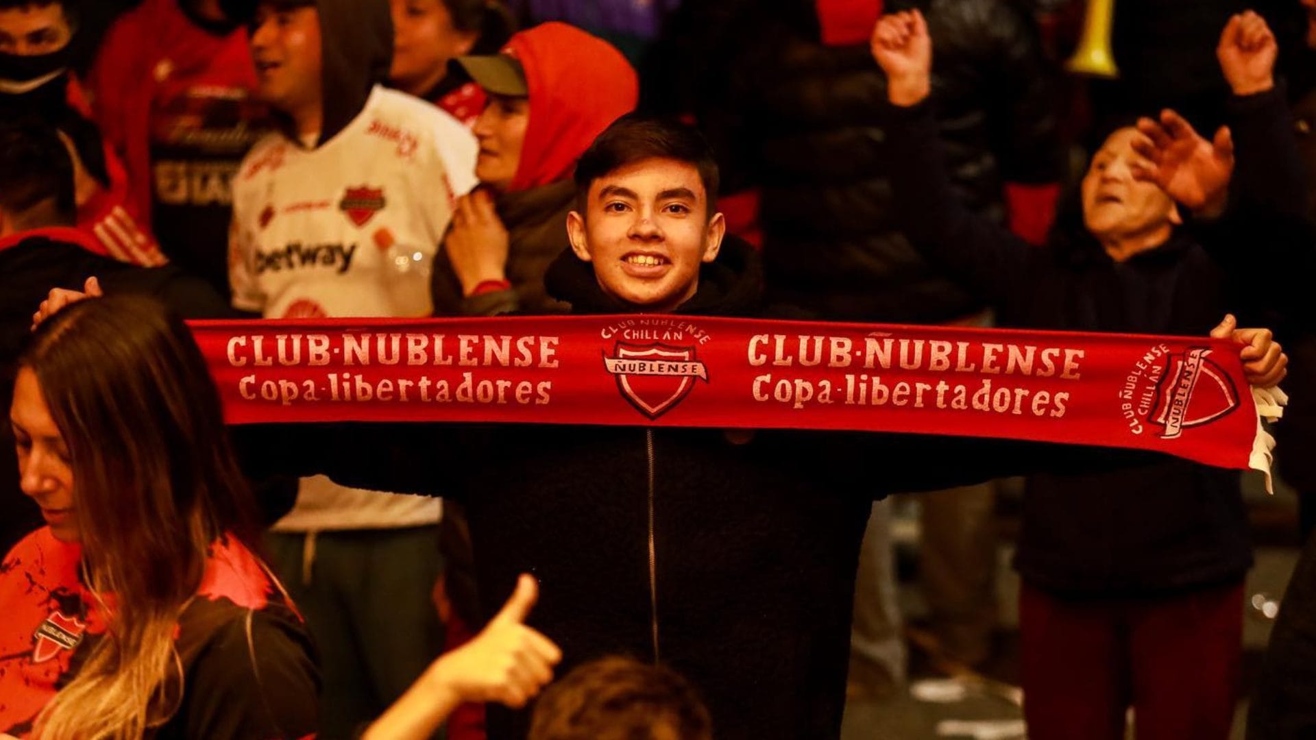 Masivo arengazo en Chillán: Miles de hinchas despiden a Ñublense previo al partido con Aucas