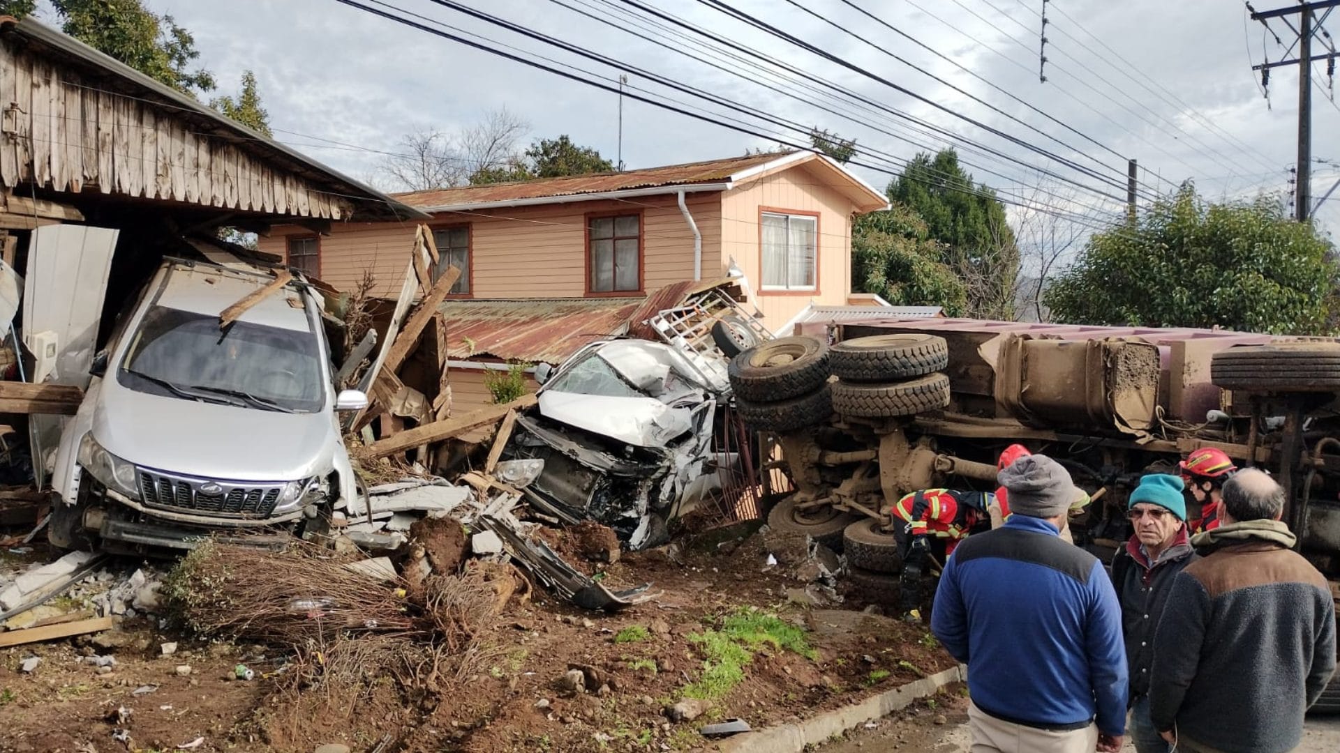 Colisión múltiple entre camión y autos deja dos casas dañadas en Mulchén: Sufrió el corte de sus frenos