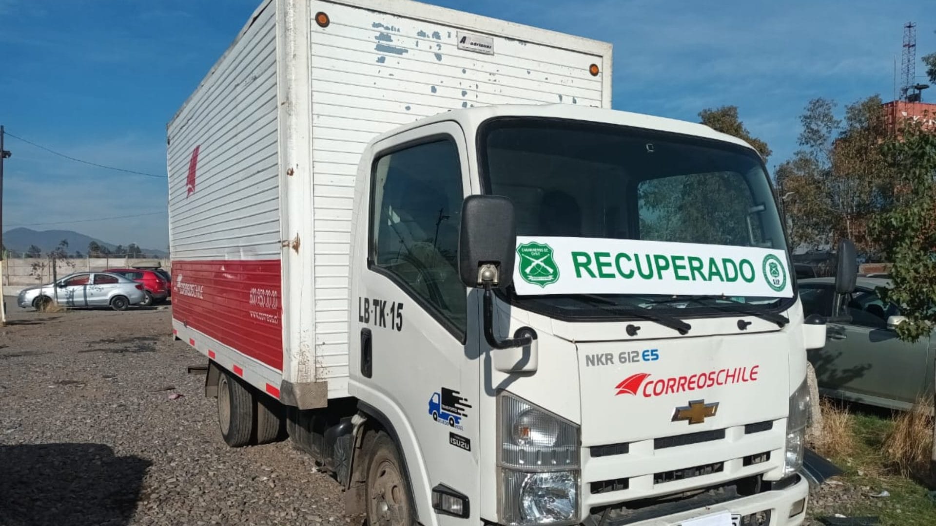 Recuperan camión de Correos de Chile que fue robado en Santiago: Sujeto evadió control y trató de huir