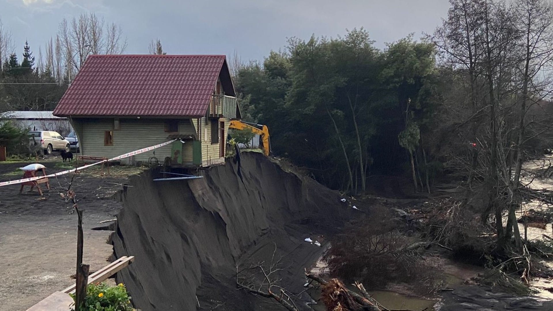 “Doy por perdida la casa”: Vivienda de Yumbel a punto de caer tras aumento de caudal en estero