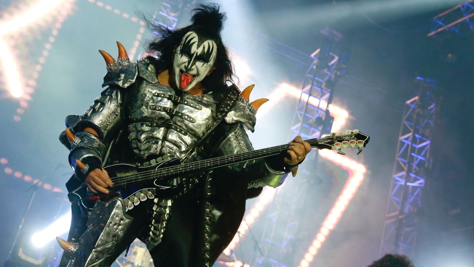 Un momento bizarro de Kiss: Gene Simmons cantó una surrealista versión de “La Macarena”