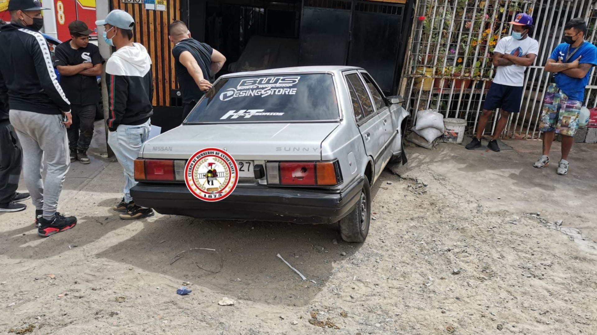 Entre explosión y llamas: Auto chocó directamente con el muro de una casa en San Pedro de la Paz
