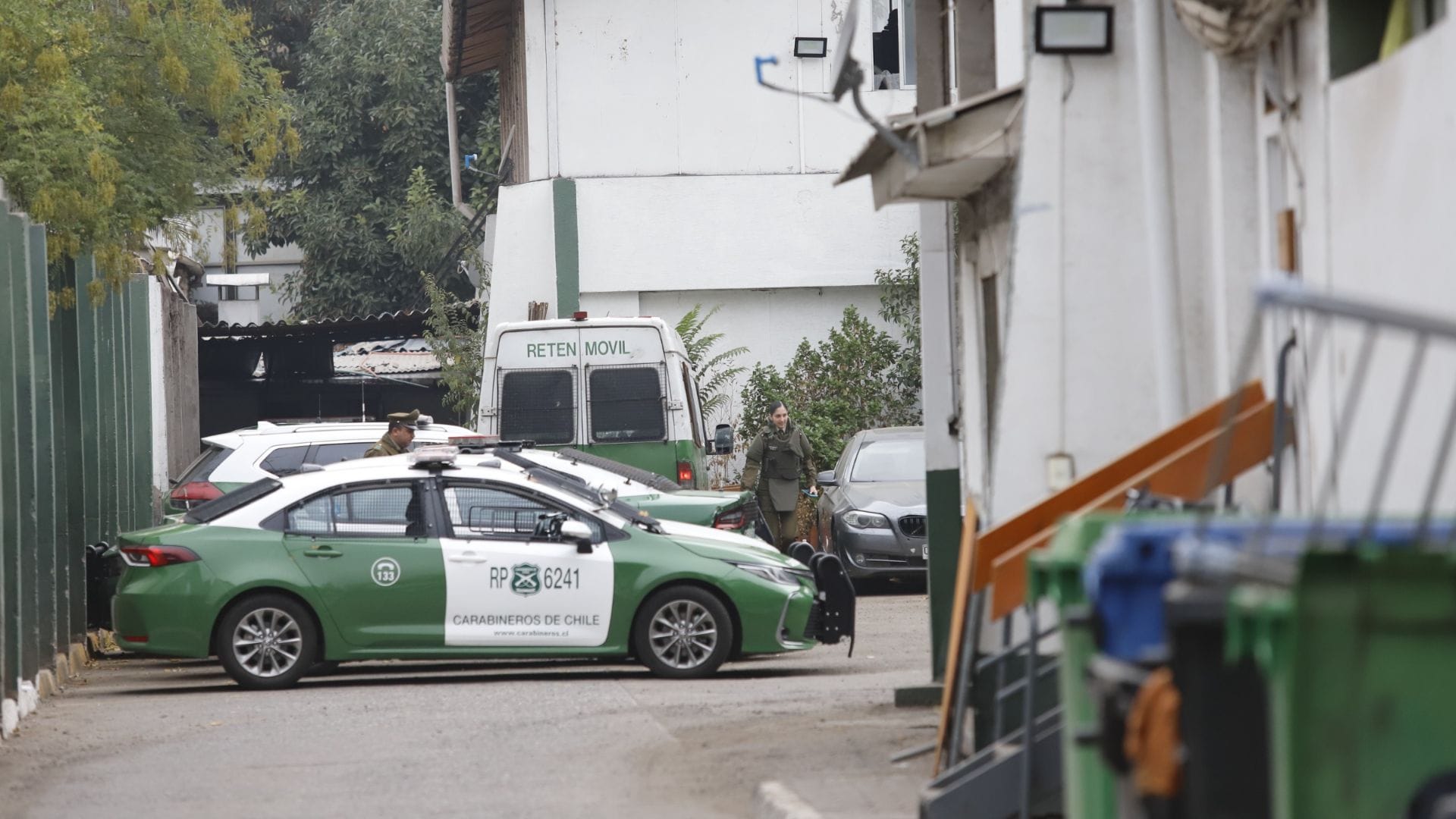 Robaron armas, municiones y una caja fuerte: Investigan millonario “cuento del tío” a cuartel de Carabineros en Macul