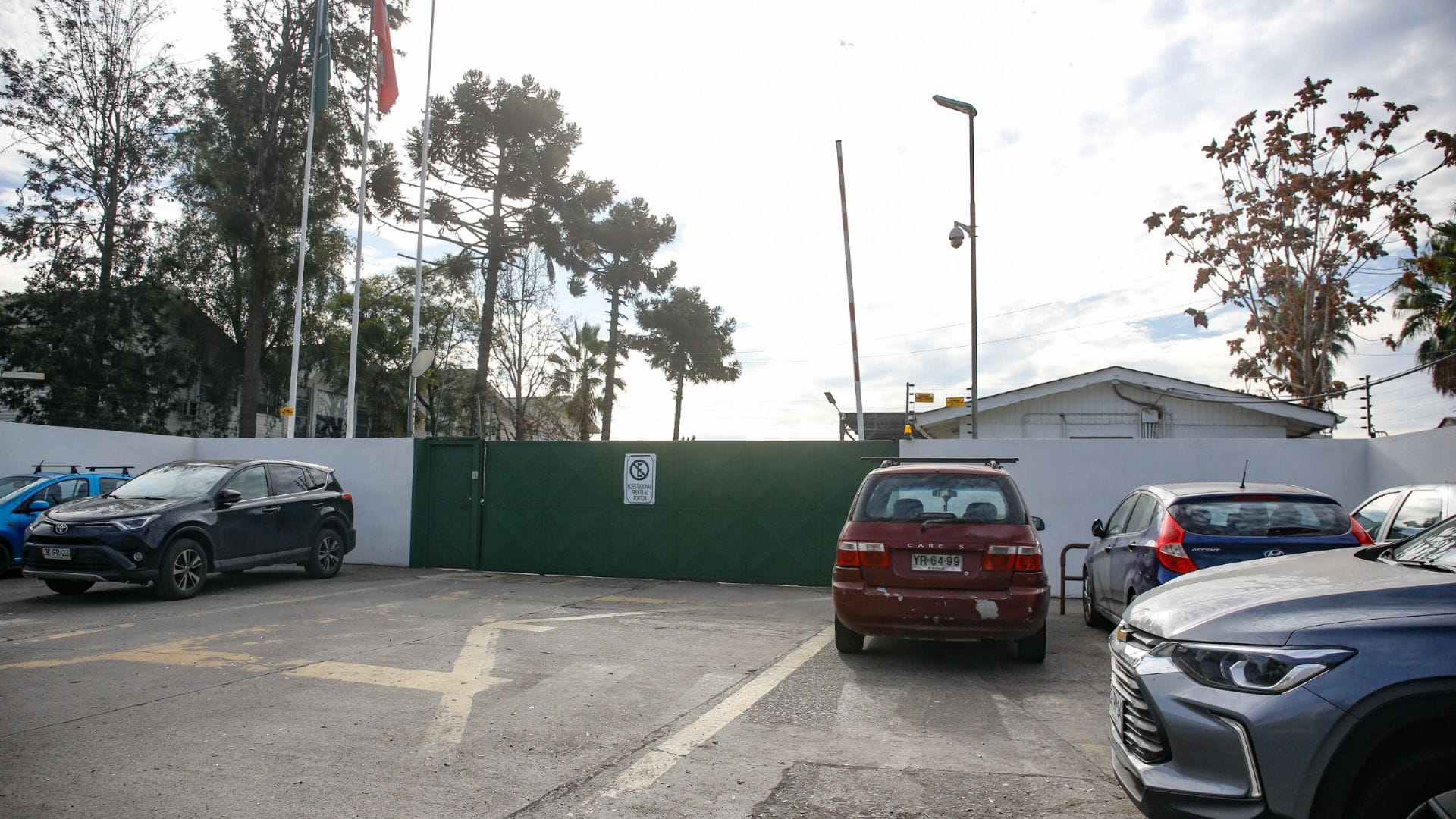 Expulsan a dos carabineros tras supuesto “cuento del tío” que terminó con armas y municiones robadas desde cuartel en Macul