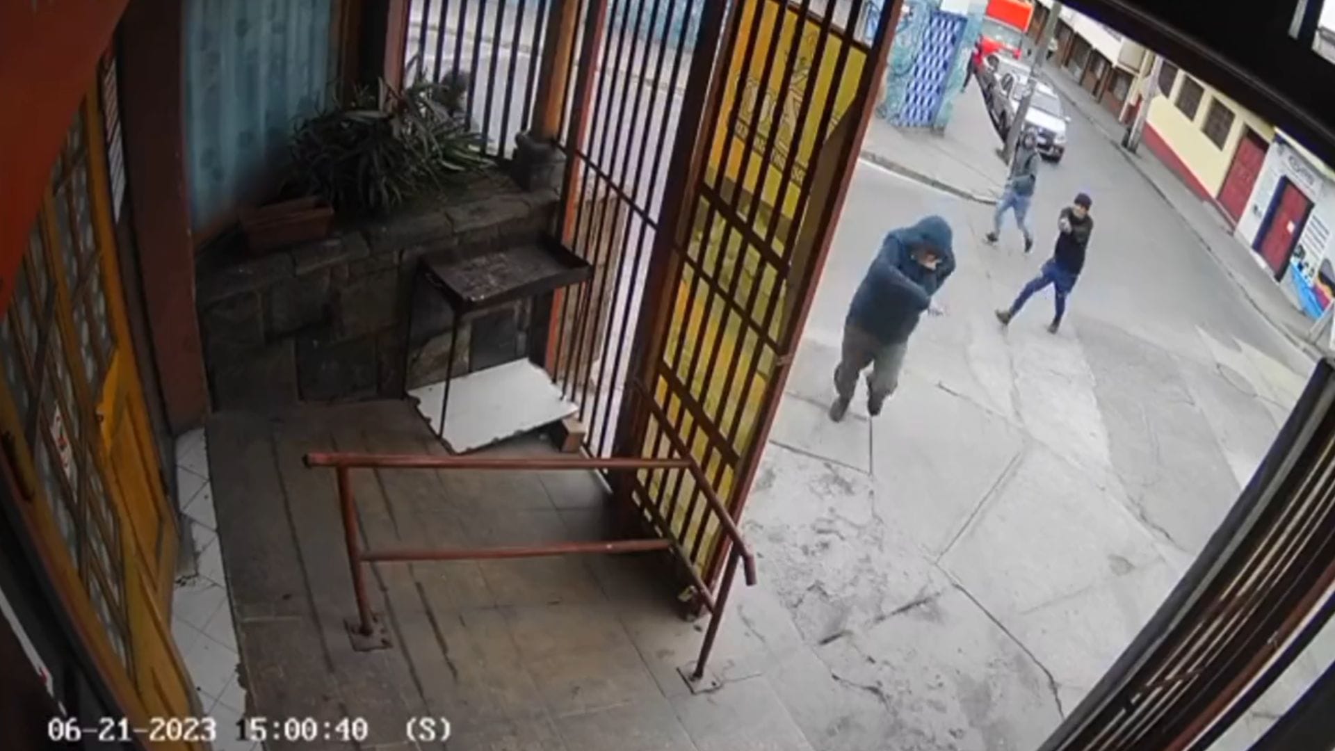 Intentó protegerse en un negocio: Captan brutal asesinato de hombre de 60 años a plena luz del día en el centro de Coquimbo