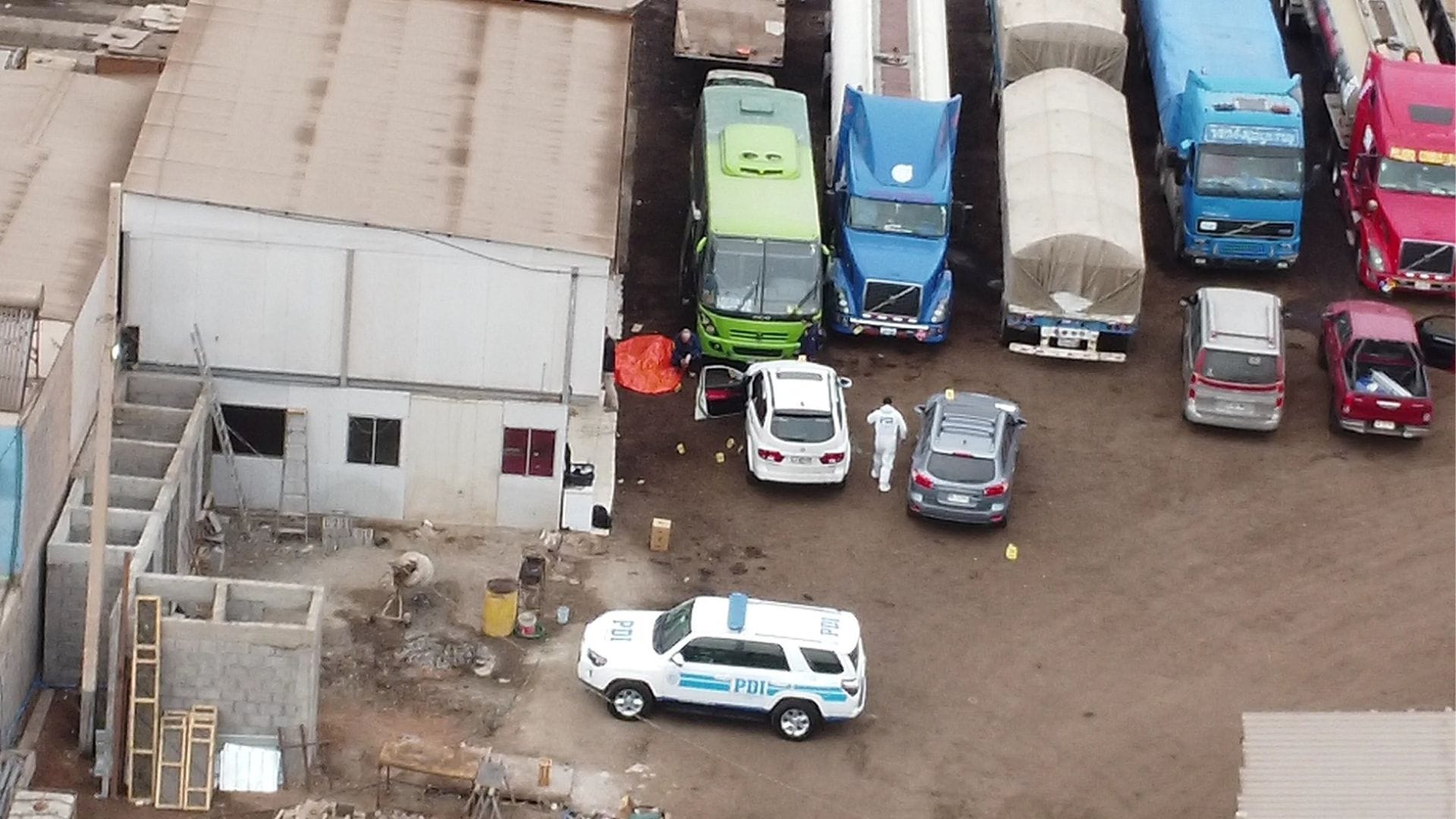 Sujetos armados irrumpieron en un aparcadero: Dos personas muertas y una herida deja tiroteo en Alto Hospicio