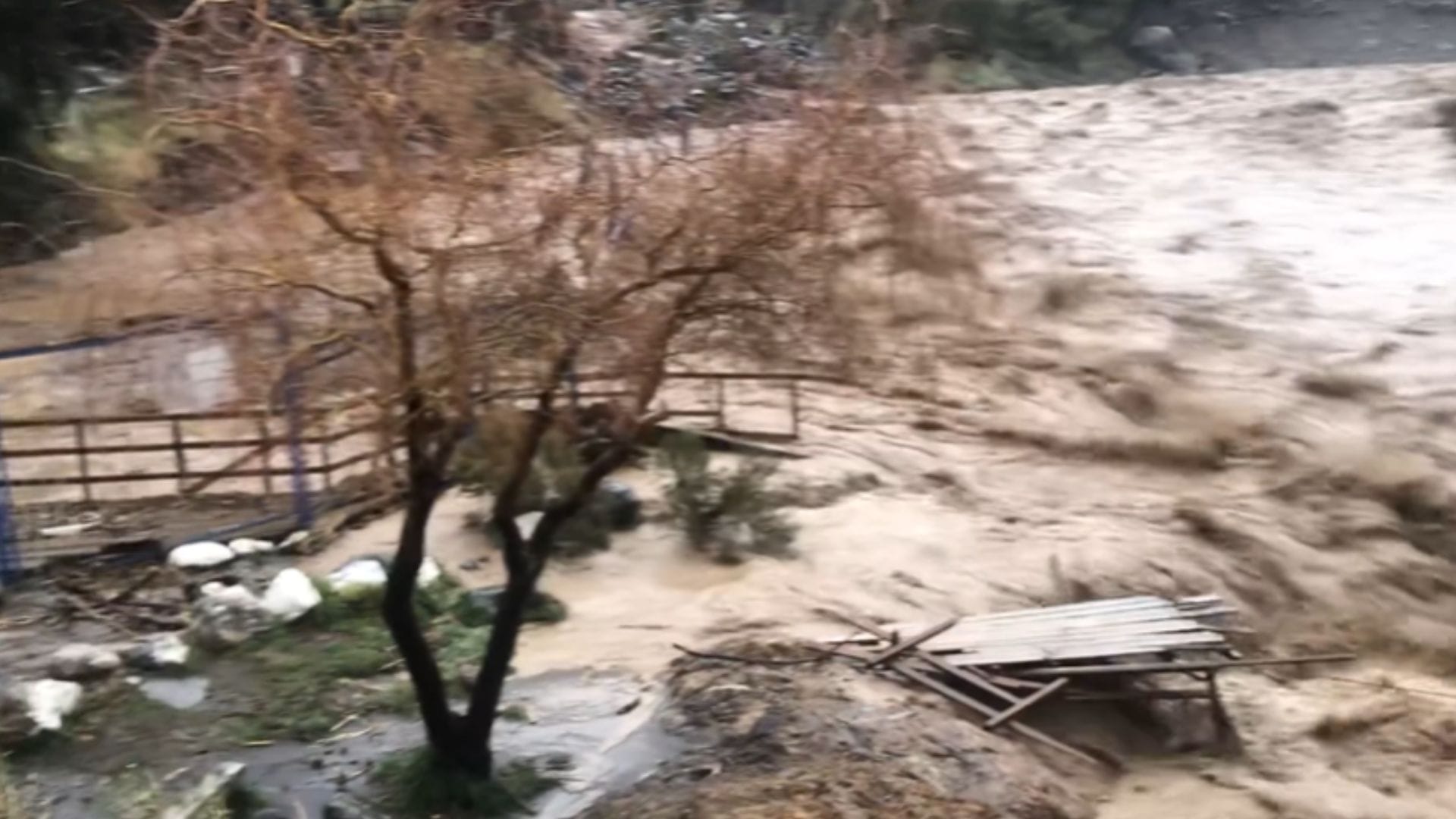 Fuerte lluvia y crecida del Río Maule arrasa con instalaciones de las Termas del Médano en San Clemente