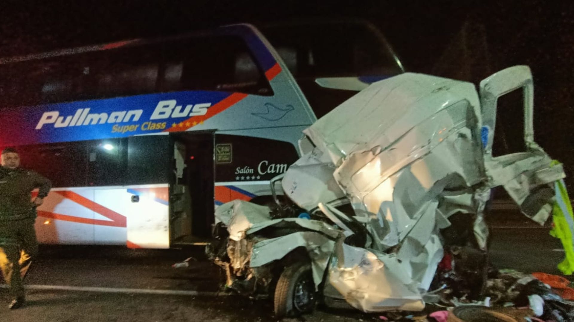Bus chocó con dos vehículos detenidos: Un fallecido deja violento accidente de tránsito en la Ruta 5 a la altura de Paine