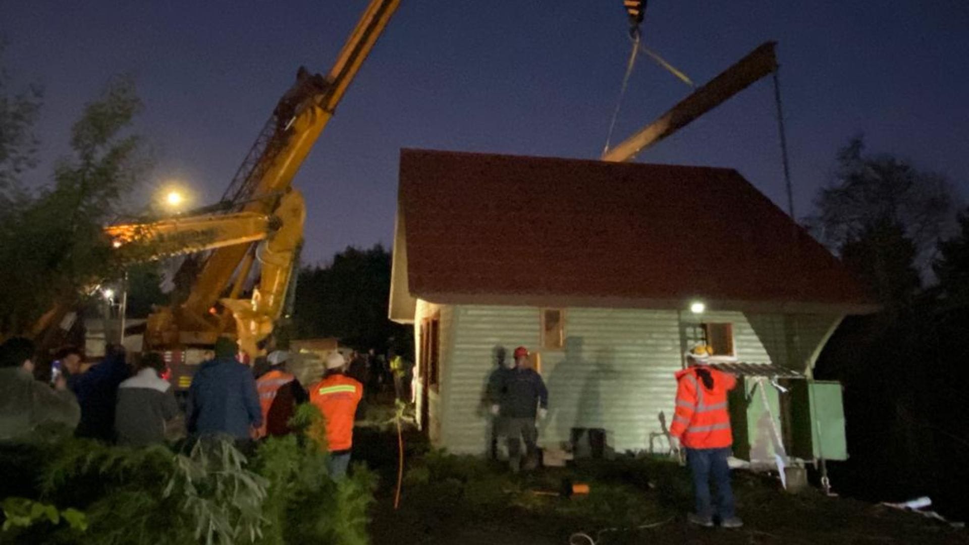 Así fue la compleja operación que logró salvar la casa que estaba a punto de caer a un estero en Yumbel