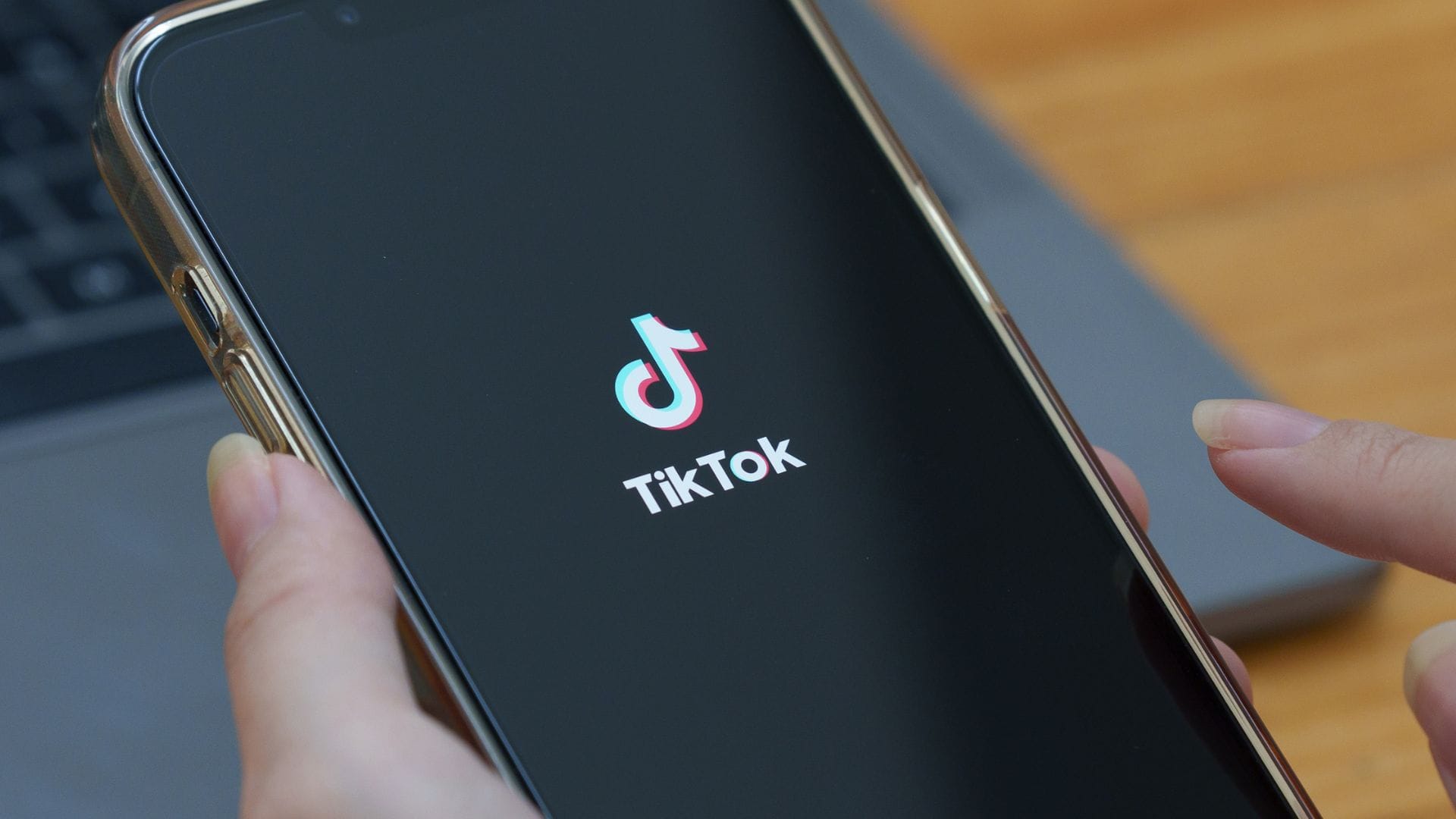 Preocupación por peligroso desafío viral: Madre descubrió que su hija se había cortado el brazo por un reto de TikTok en Argentina