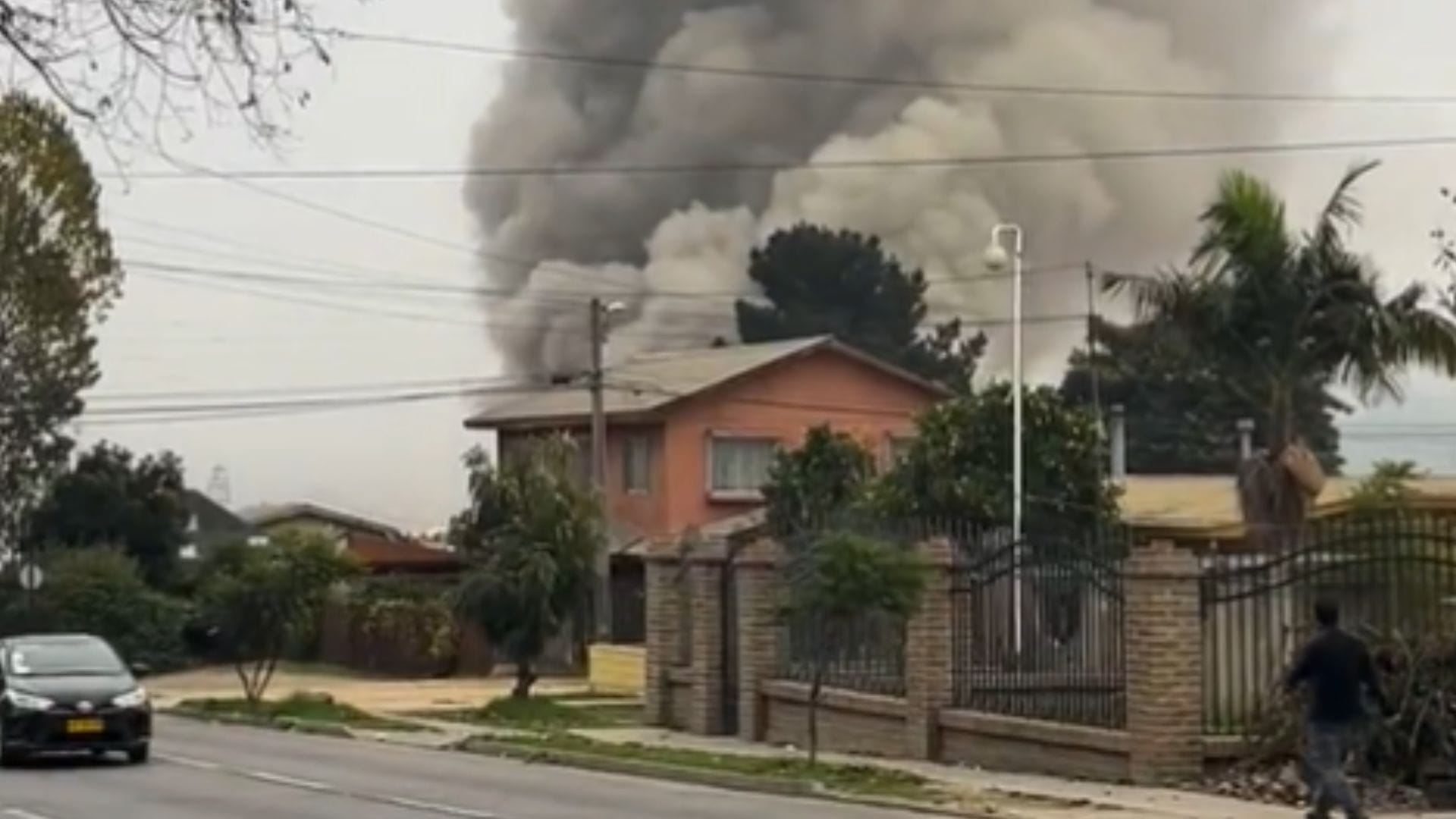 Más de 300 estudiantes fueron evacuados: Incendio en una casa provoca emergencia en un colegio en Quilpué