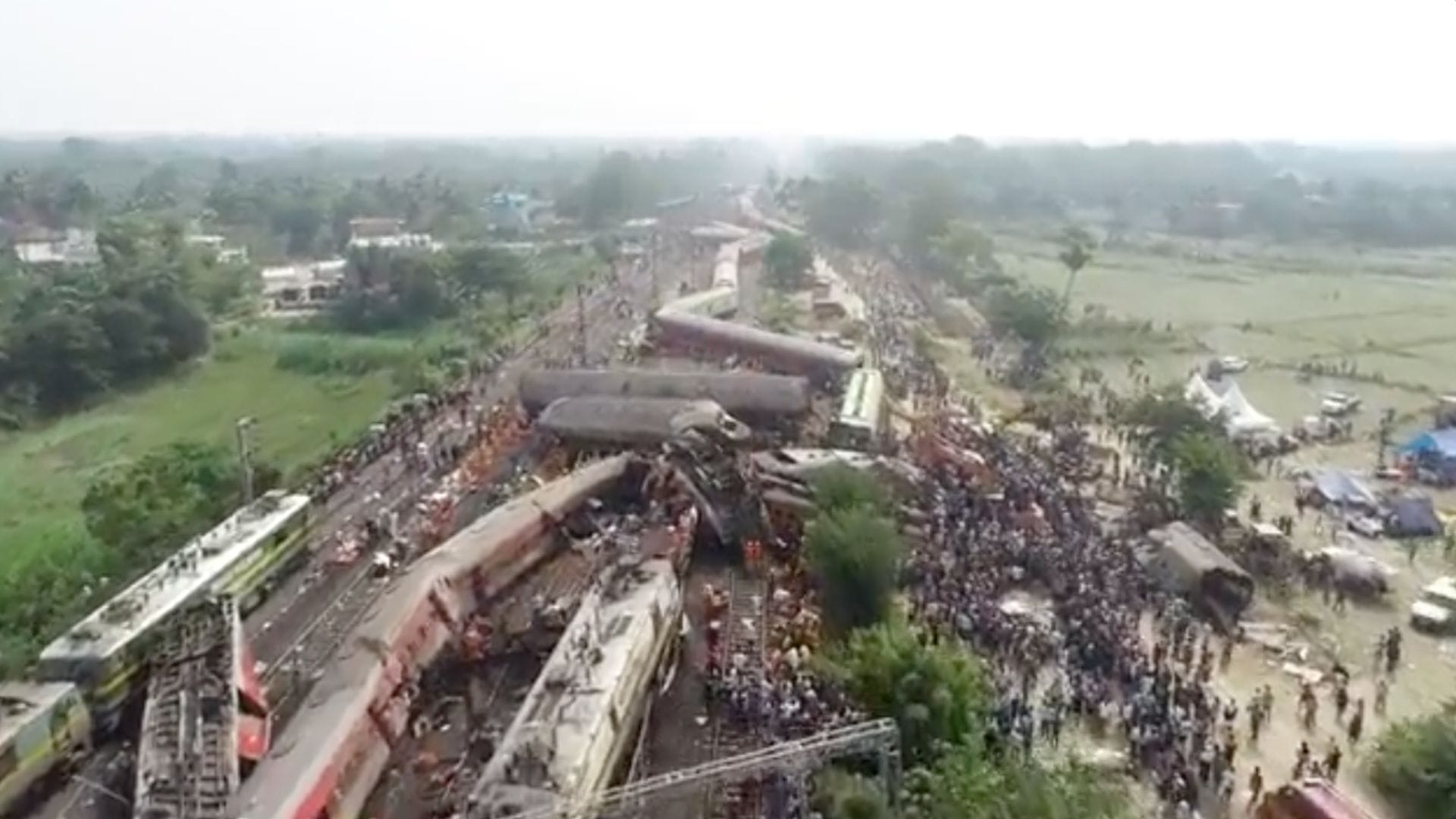 La peor tragedia ferroviaria del siglo XXI: Cerca de 300 muertos y más de 1.000 heridos deja choque de tres trenes en India