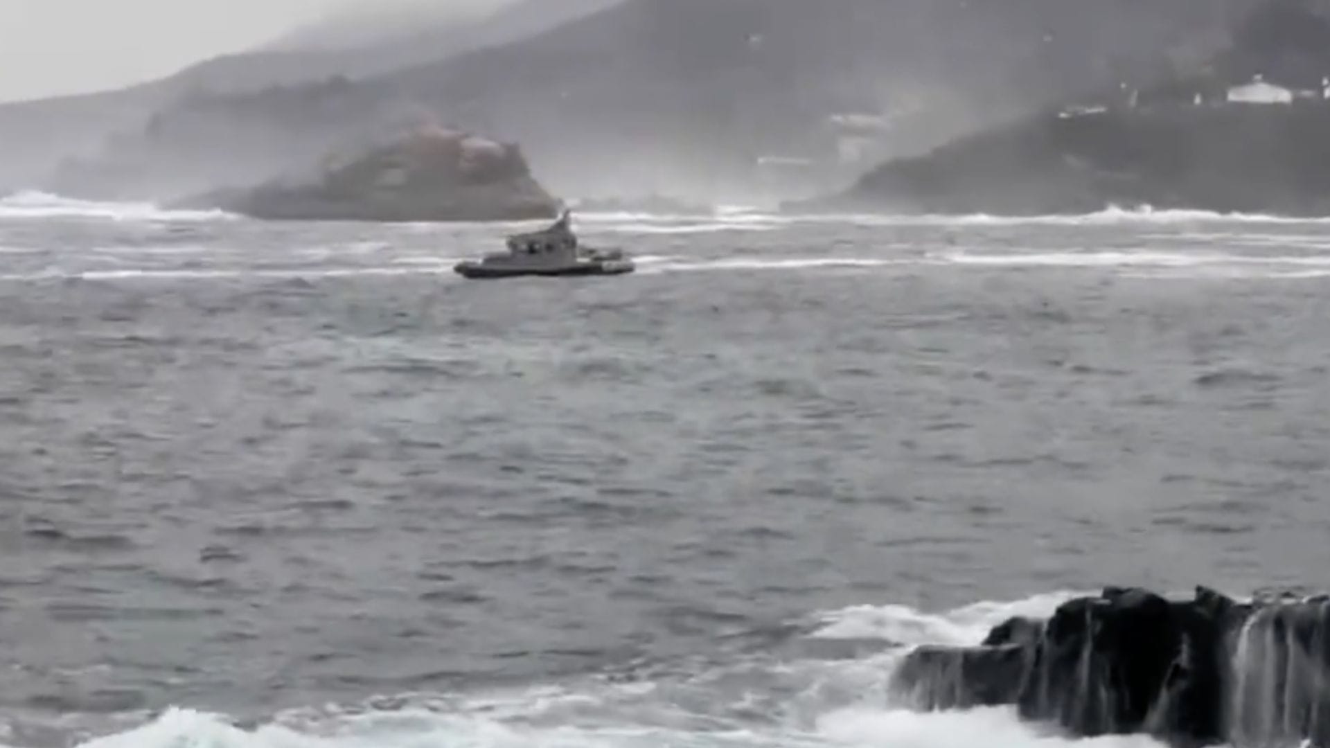 Cayó al mar en medio de marejadas: Intenso operativo de búsqueda de joven turista filipino desaparecido en Zapallar
