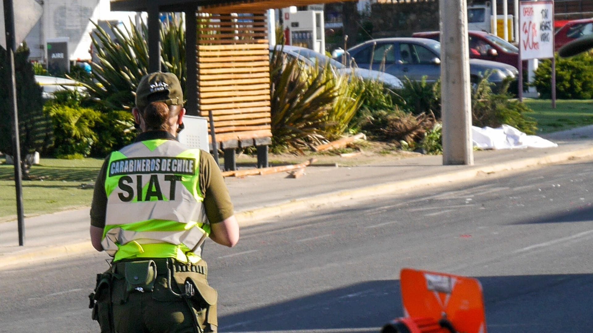 Cruzaba la calle junto a su hijo: Madre fallece tras ser atropellada por un camión en la entrada de un servicentro en Peñaflor
