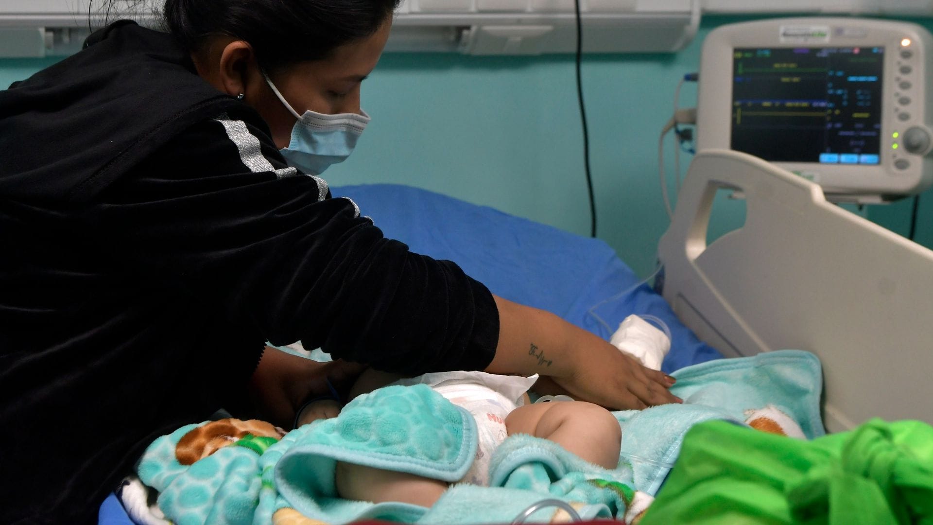 “No pueden ser derivados tan lejos”: Tía de bebé de 2 meses que murió esperando una cama en San Antonio acusa negligencia