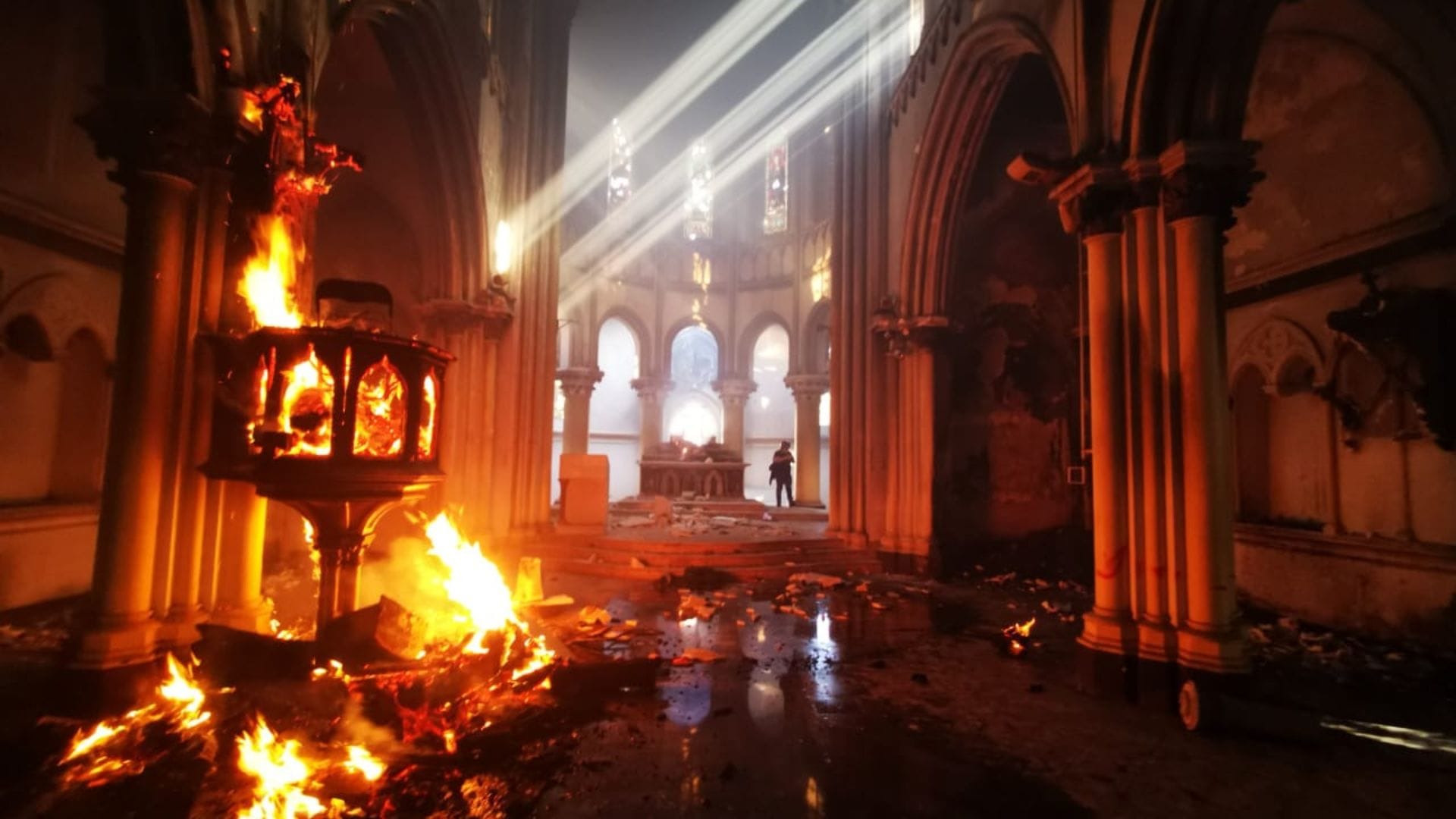 Prófugo durante 1 año y 9 meses: Detienen a hombre acusado de quemar Iglesia de Carabineros durante el estallido social