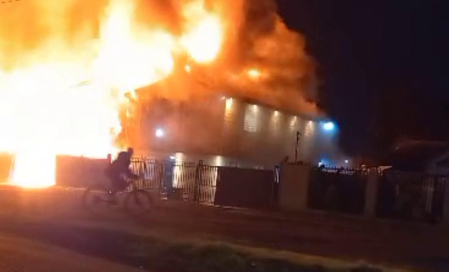 Galpón que almacenaba aceite se incendió en Coronel: Llamas alcanzaron vivienda colindante