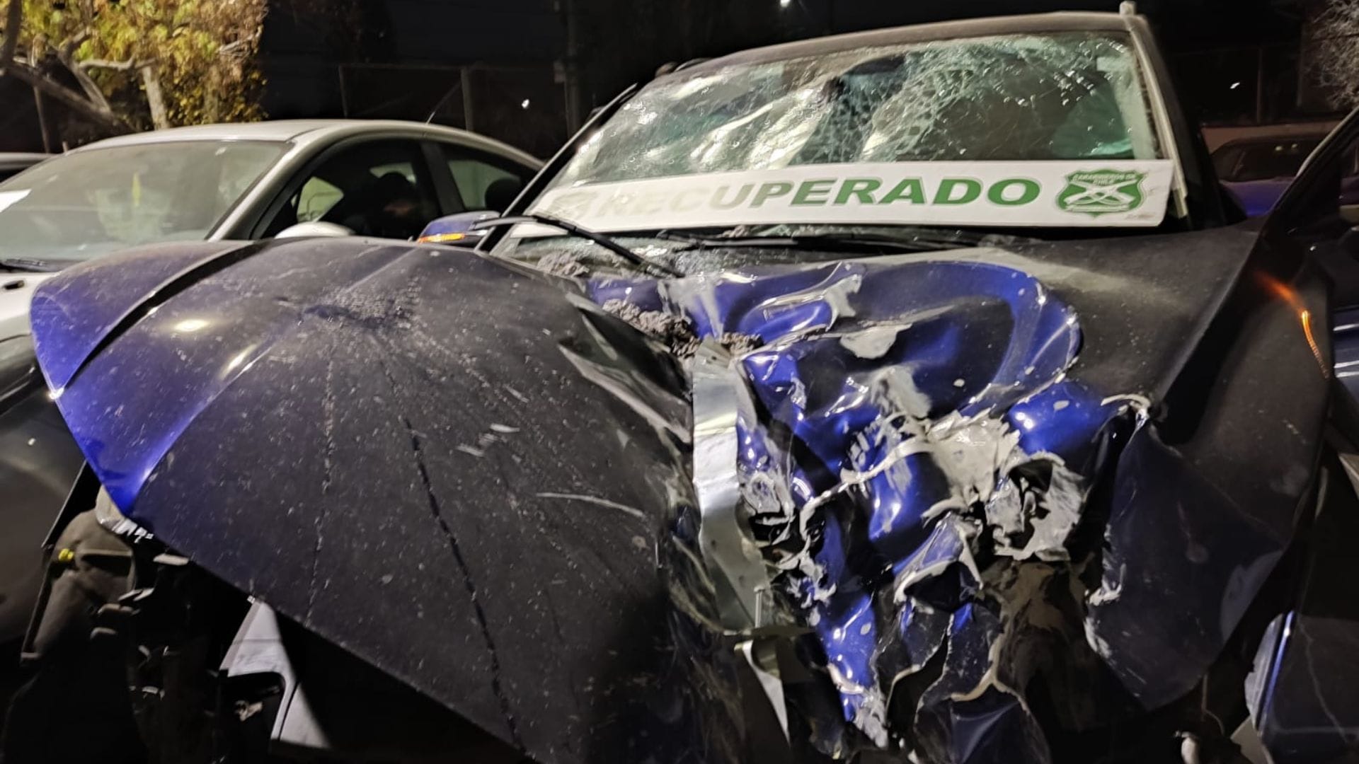 Sujetos huían tras evadir control policial y chocaron contra poste en La Granja