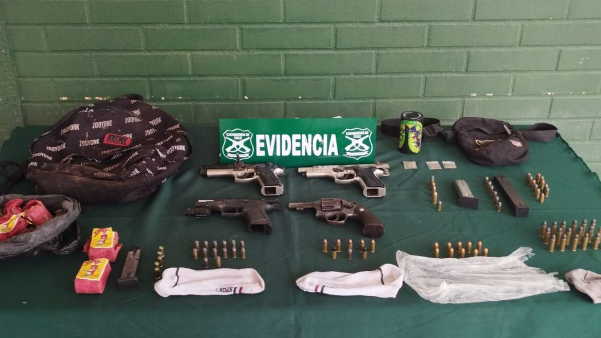 Escapó al ver a Carabineros y fue alcanzado a pocos metros en Maipú: Tenía drogas y armas en su mochila