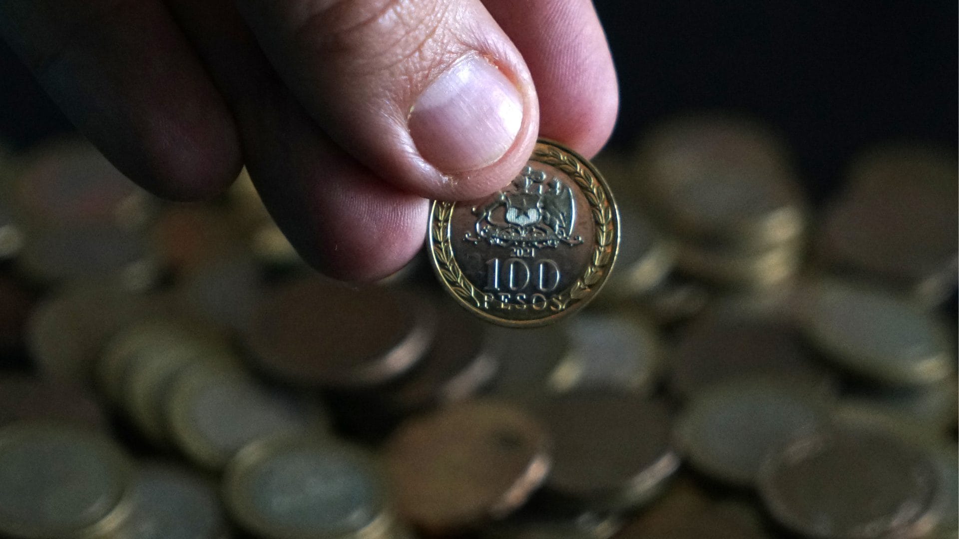 Hombre pagó $50 mil por una moneda de 100 pesos que tenía una particular falla