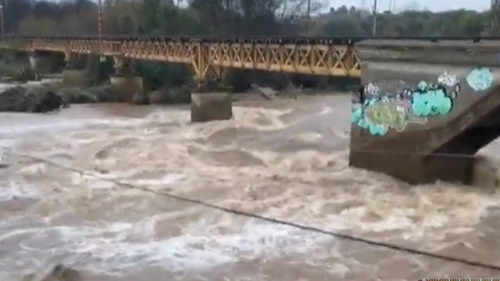 Puente Lircay se partió en dos tras aumento del caudal en el Maule
