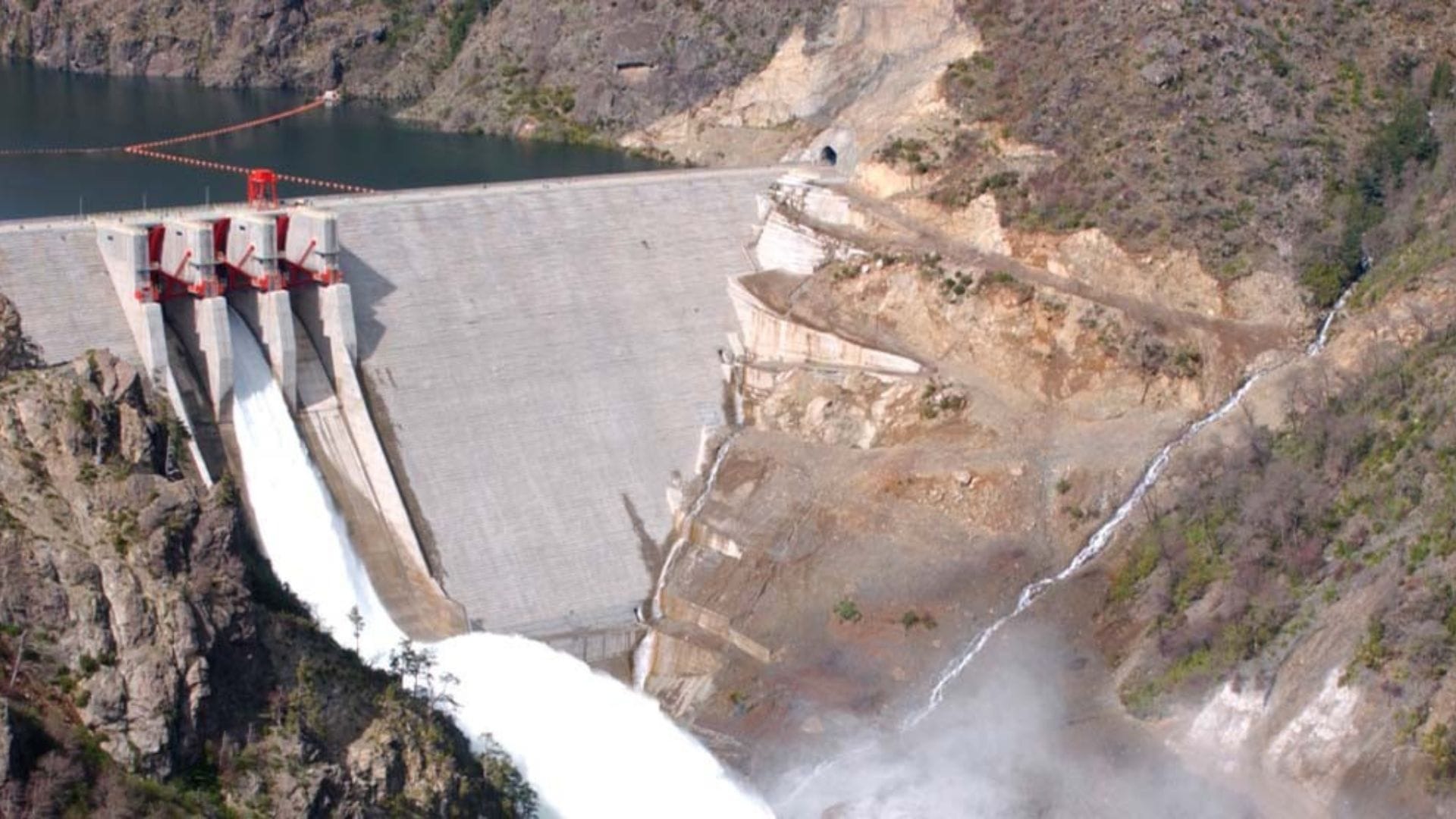¿Se abrieron o no las compuertas de las centrales hidroeléctricas en el Alto Biobío?