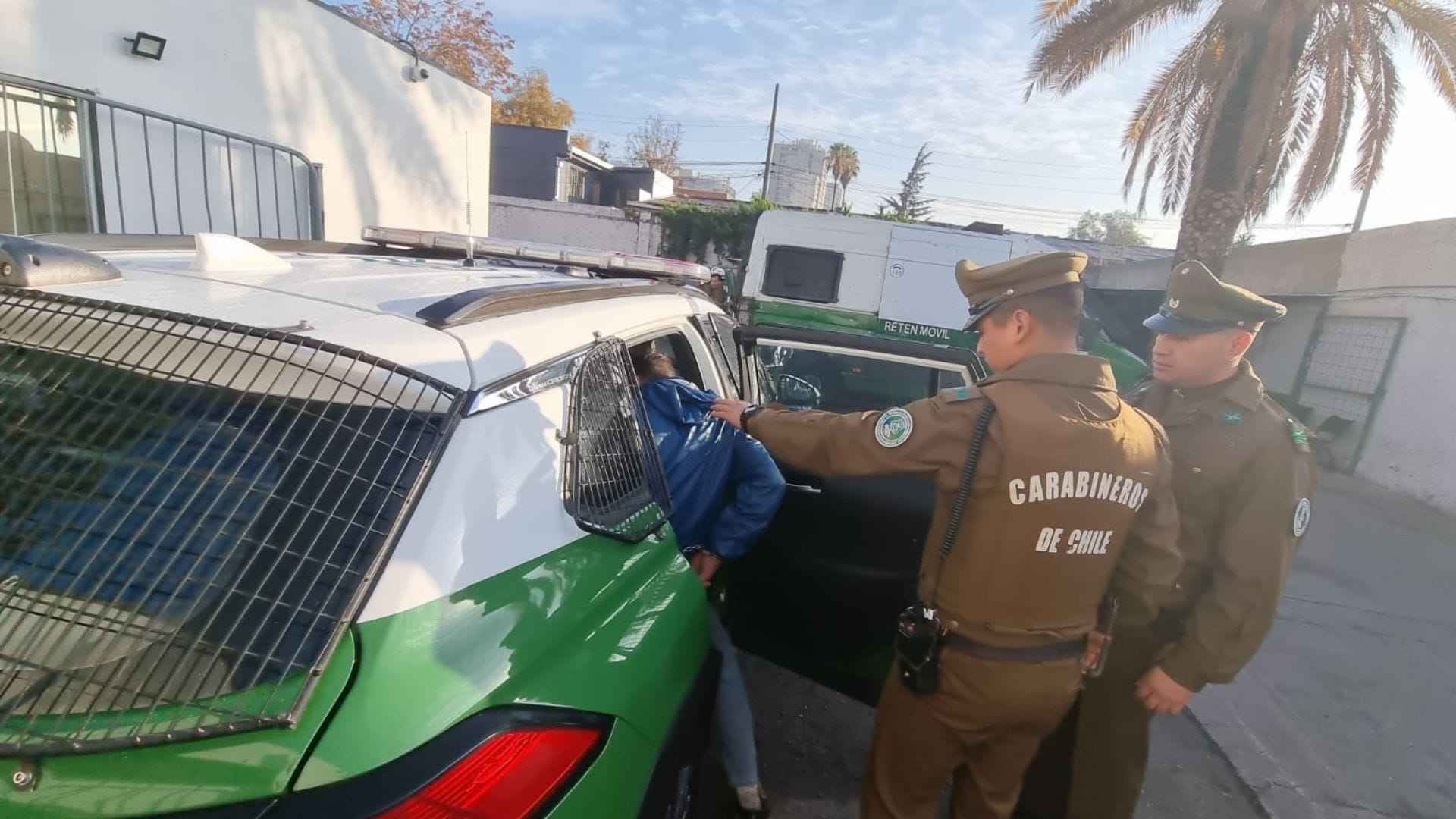 Mujer denunció el secuestro de su pareja en Santiago: Carabineros encontró a la víctima maniatada de rodillas en su domicilio