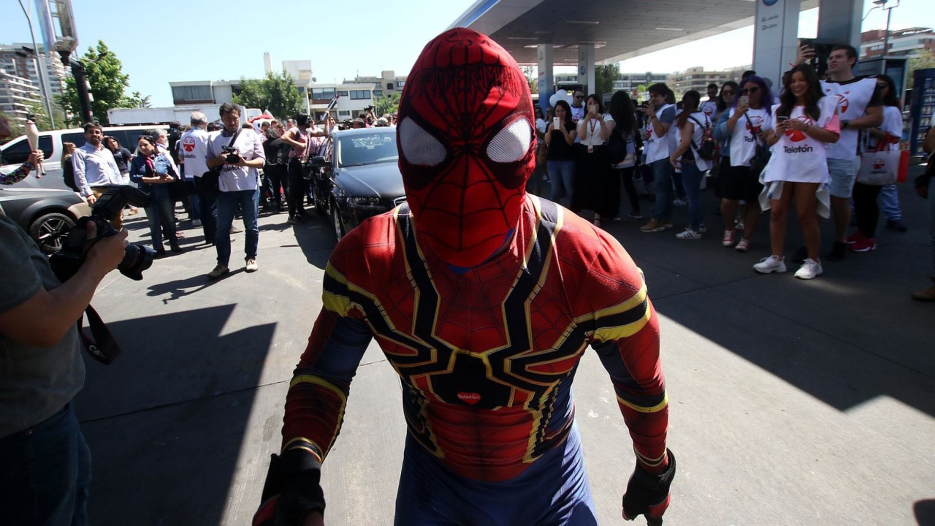 “Me pasó solo por ser extranjero”: Sensual Spiderman relató agresión que sufrió y por la que debió ser hospitalizado