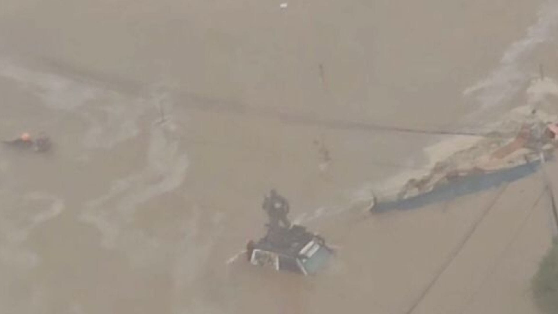 Carabineros y civiles quedaron aislados sobre el techo de un vehículo tras desborde del río Maipo