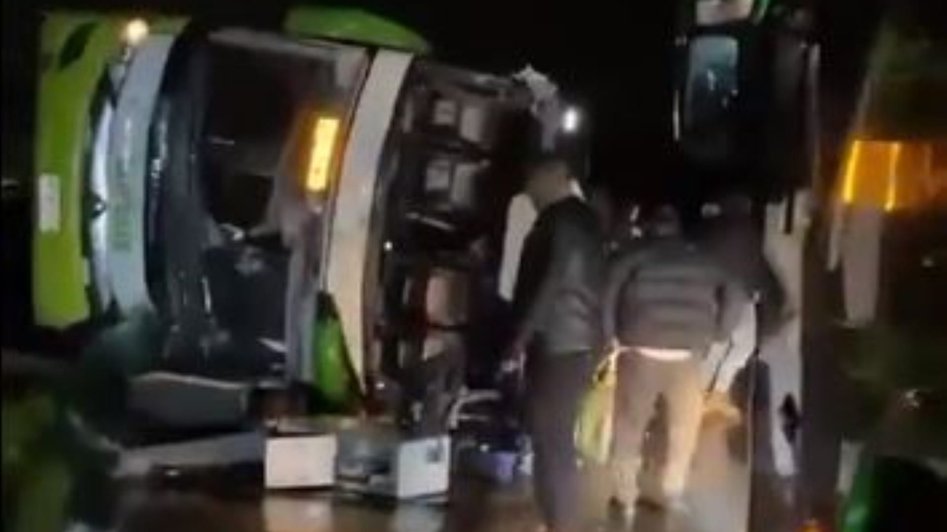 Tur bus lleno de pasajeros volcó en la Ruta 5 Sur