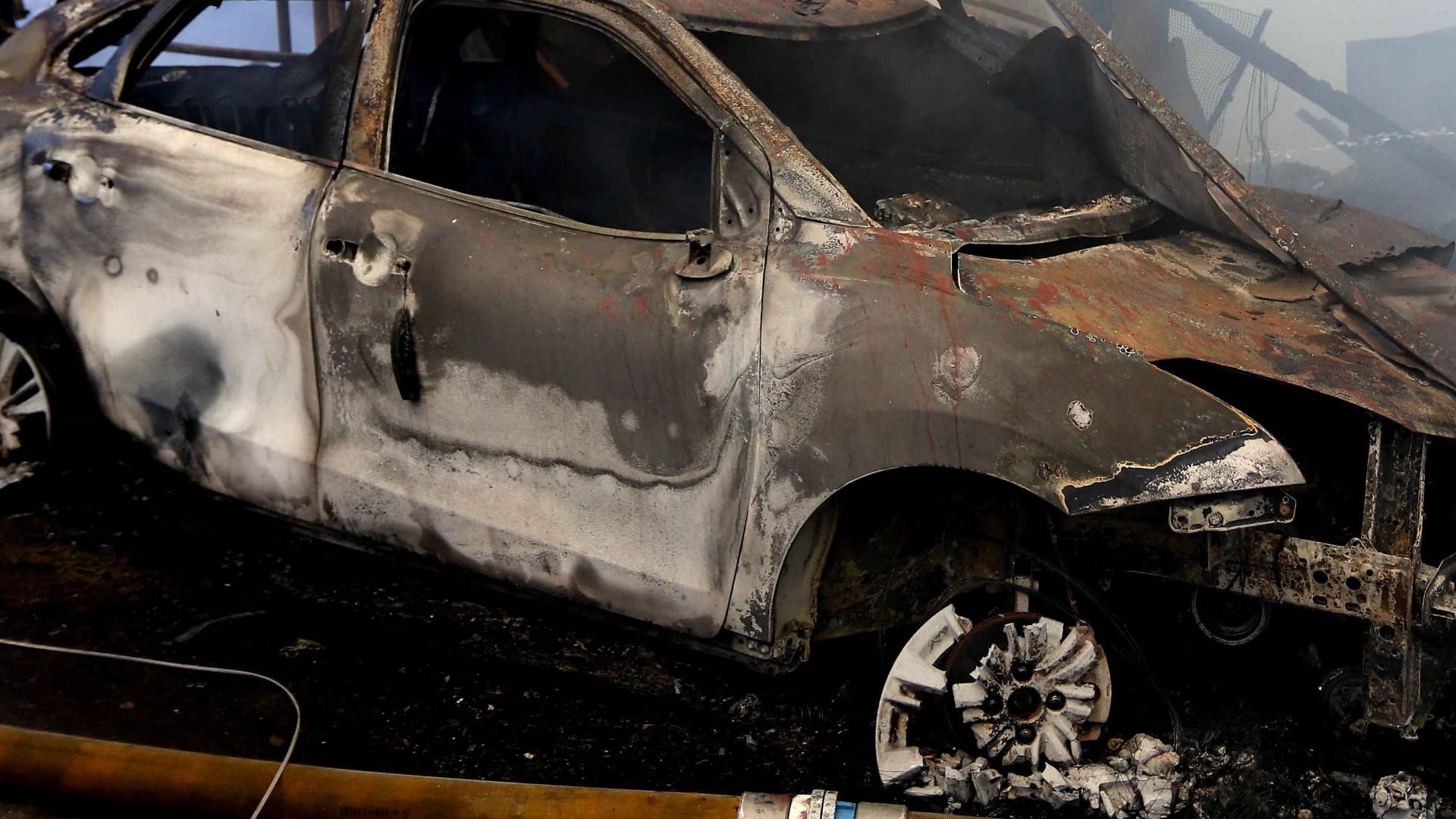Hombre incendia vehículo de nueva pareja de su ex en Lebu: Argumentó “problema sentimental”