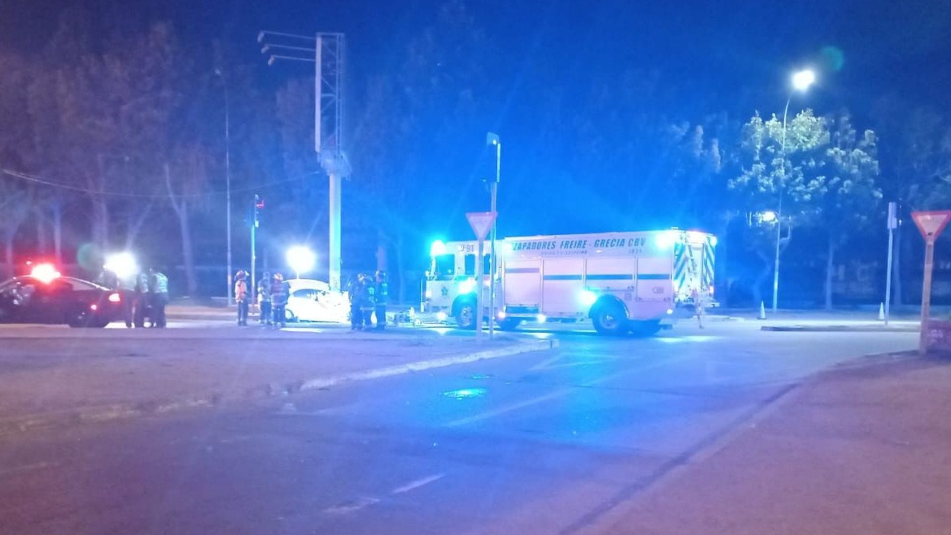 Auto chocó con poste en Valparaíso dejando dos fallecidos y dos heridos