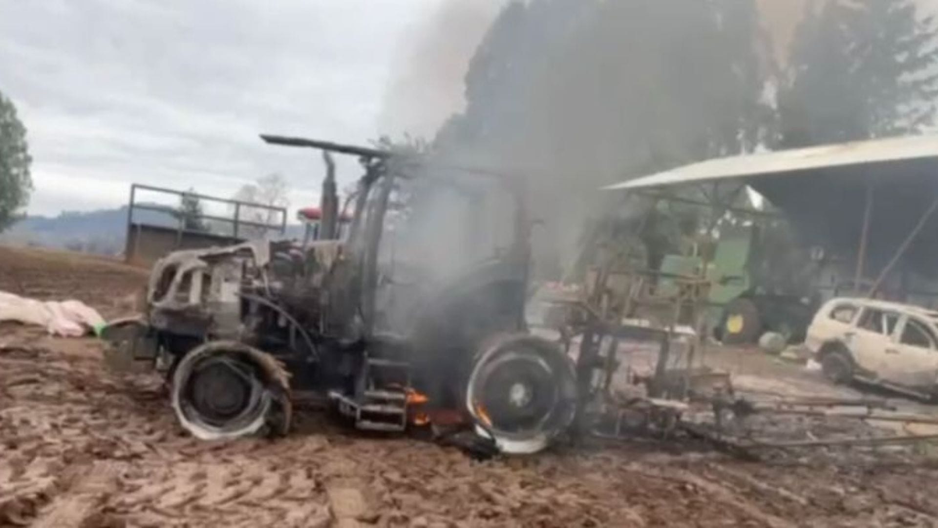 Hombre fue baleado tras ataque incendiario en Victoria: Encapuchados quemaron su casa y maquinarias
