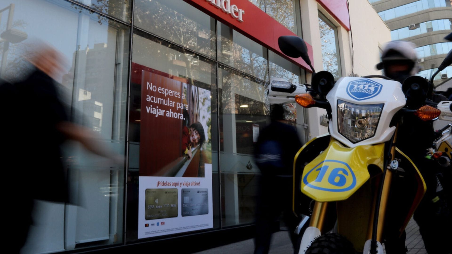 Violento asalto a pareja a la salida de banco en Renca: Vigilante le disparó a delincuentes
