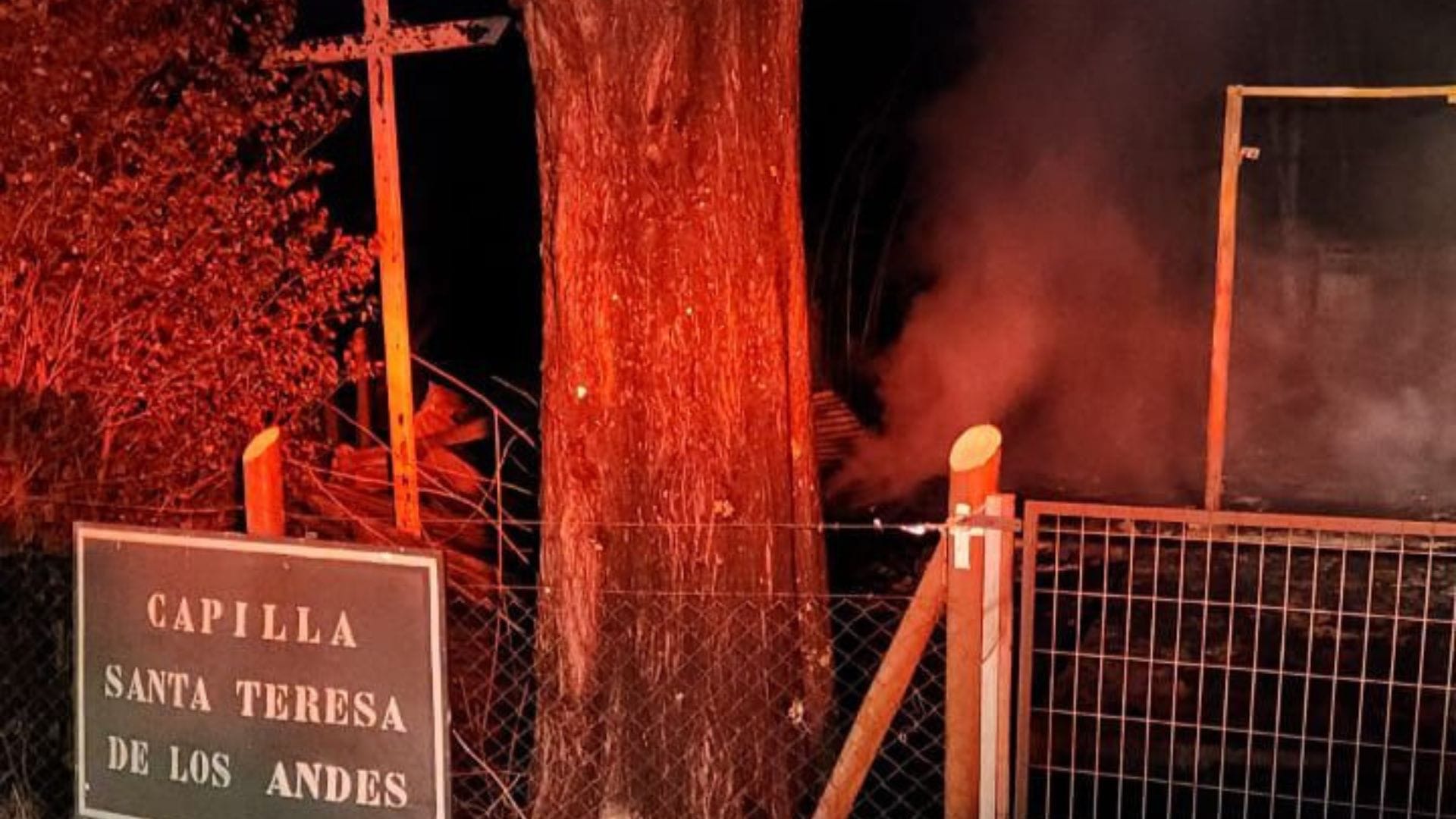 Capilla resultó totalmente quemada tras ataque incendiario en Freire