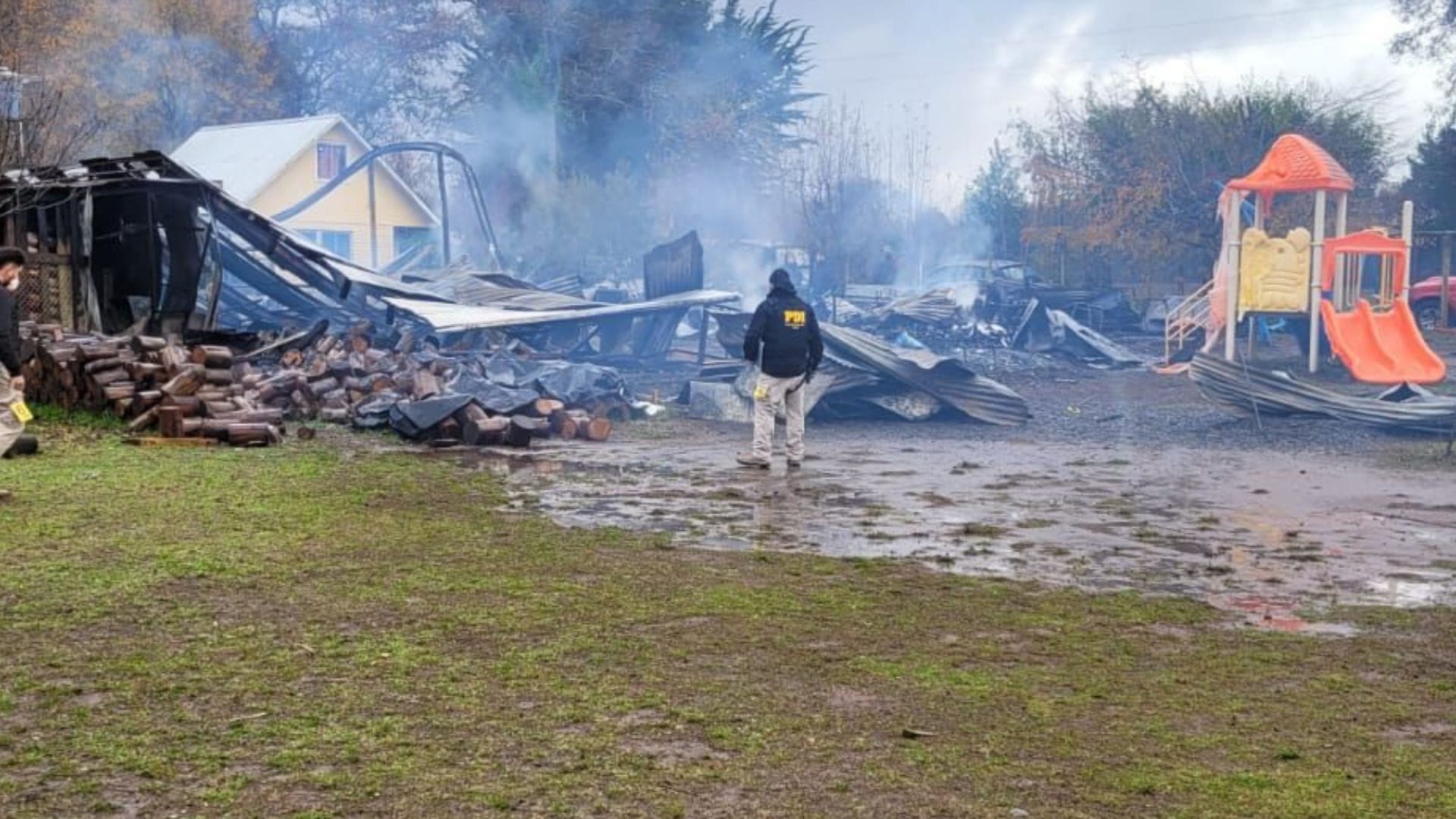Ataque incendiario destruyó escuela en Victoria: Profesor que cuidaba el recinto escapó por la ventana